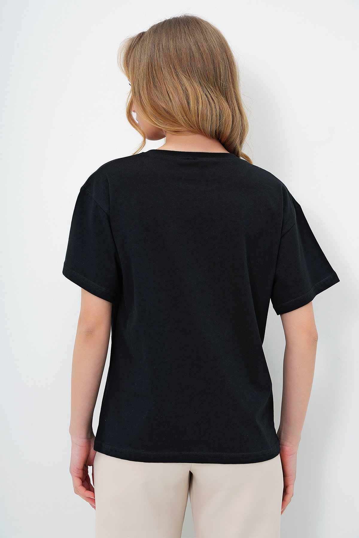 BİSİKLET YAKA ÇİÇEK MOTİFLİ ORGANZE PAMUK T-SHIRT - SİYAH
