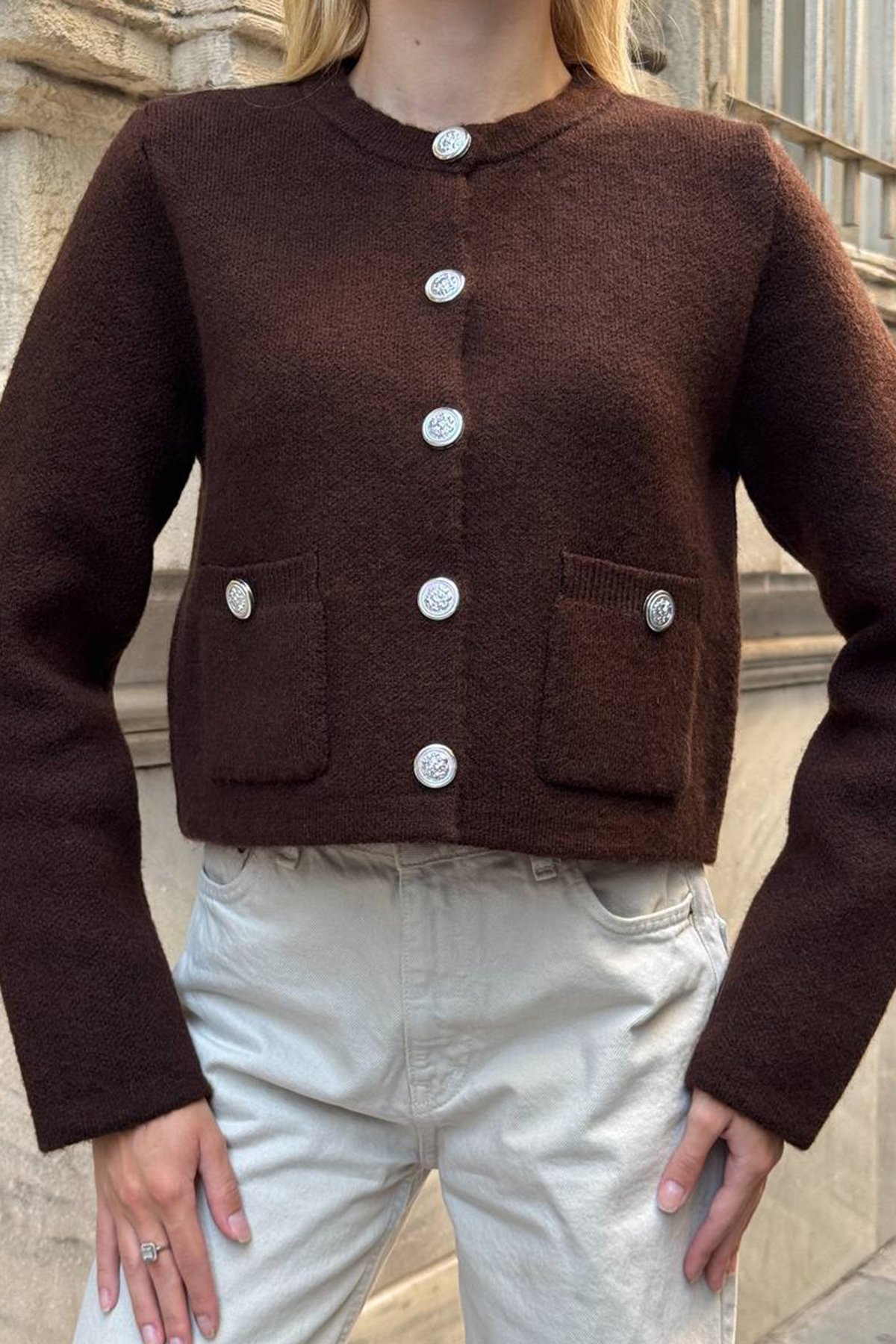 Bisiklet Yaka Çift Cepli Düğmeli Triko Hırka - KAHVERENGİ