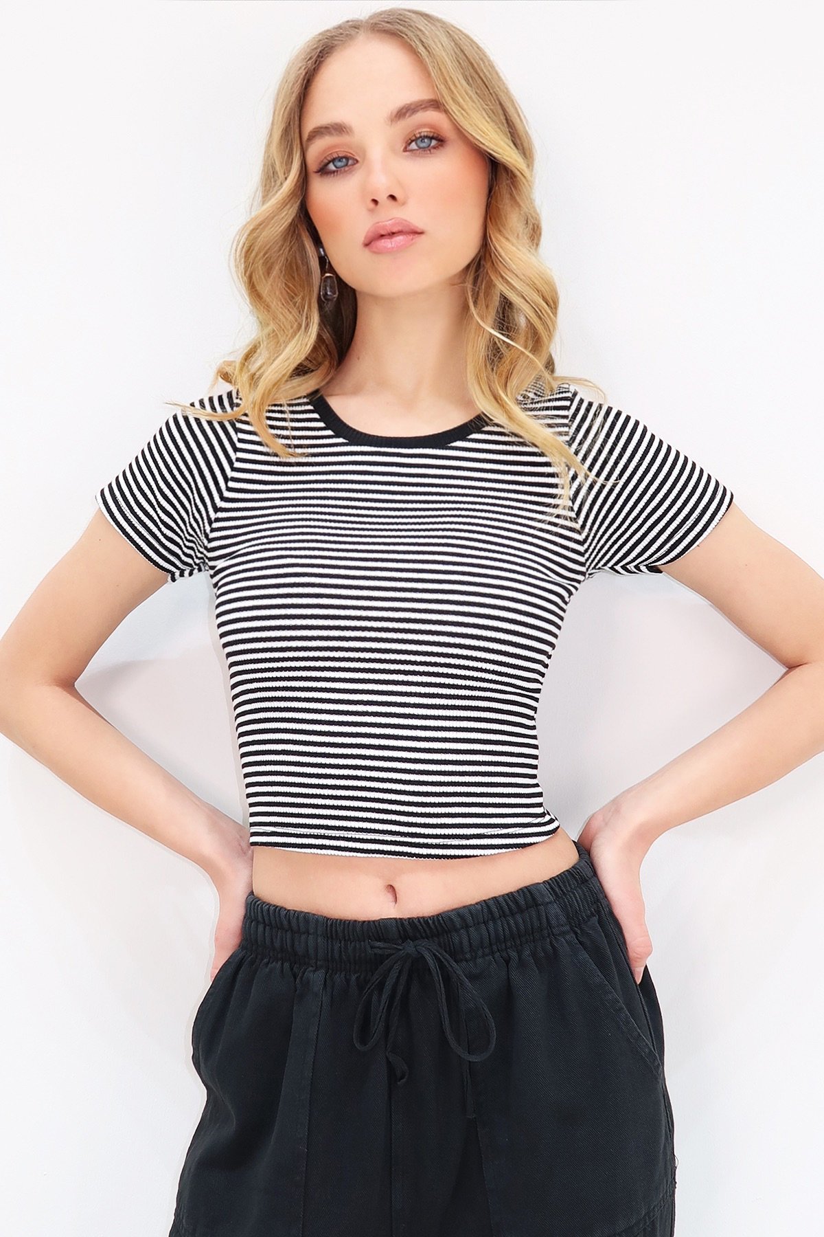 BİSİKLET YAKA ÇİZGİLİ CROP KAŞKORSE BLUZ - SİYAH