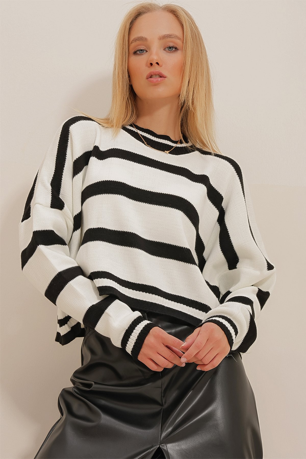 Bisiklet Yaka Çizgili Crop Oversize Triko Kazak - Siyah