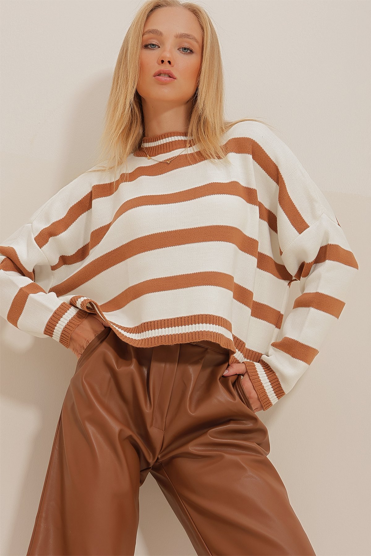Bisiklet Yaka Çizgili Crop Oversize Triko Kazak - Bisküvi