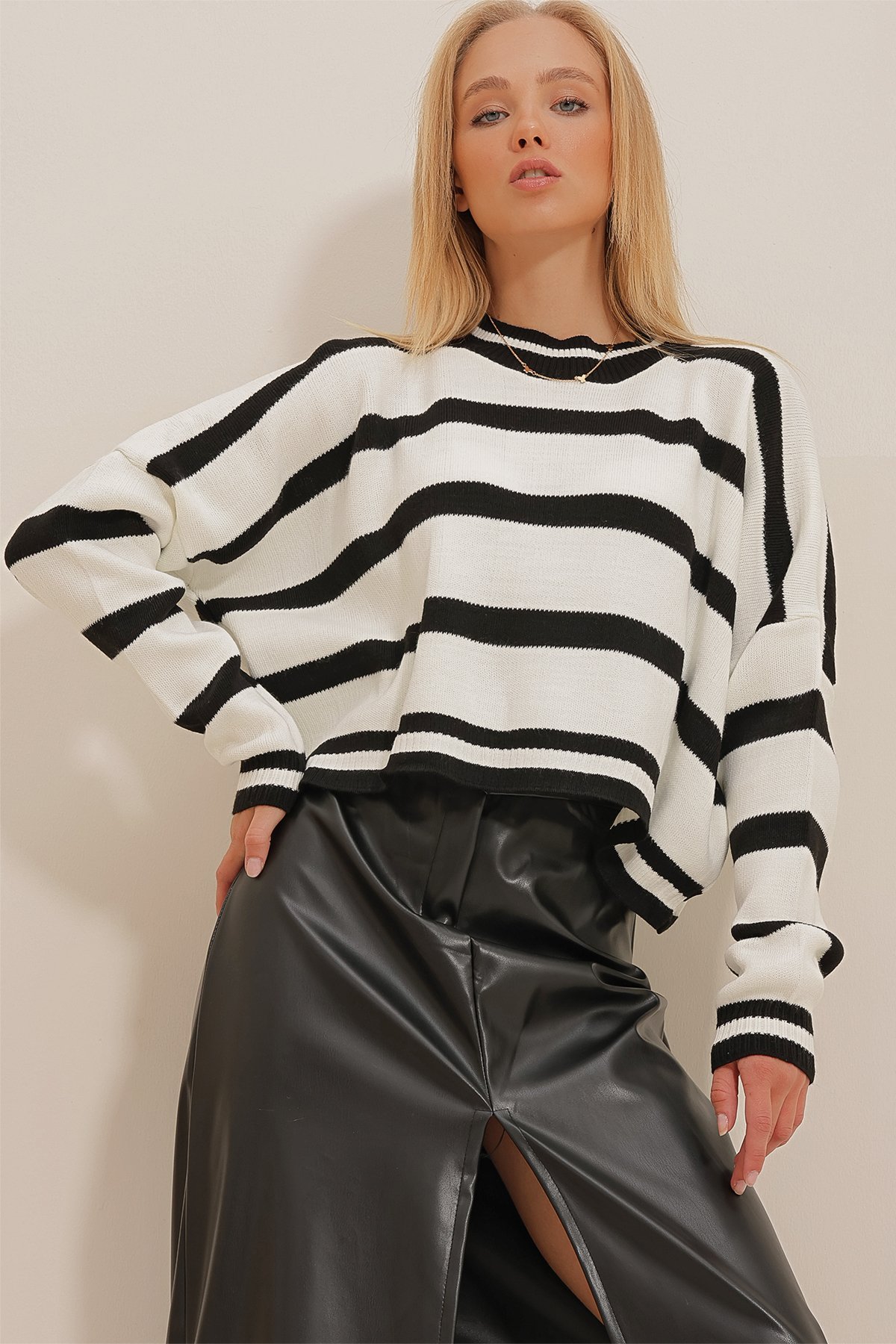 Bisiklet Yaka Çizgili Crop Oversize Triko Kazak - Siyah