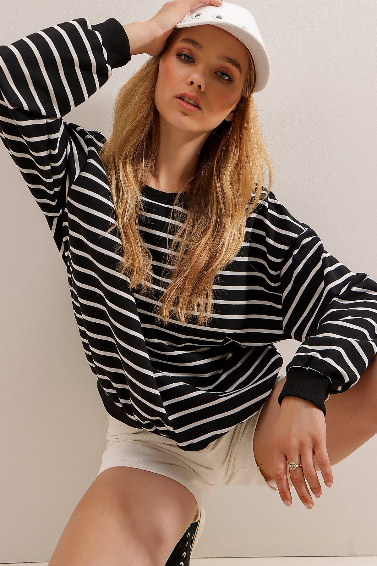 Bisiklet Yaka Çizgili İki İplik Oversize Sweatshirt - Siyah-Beyaz