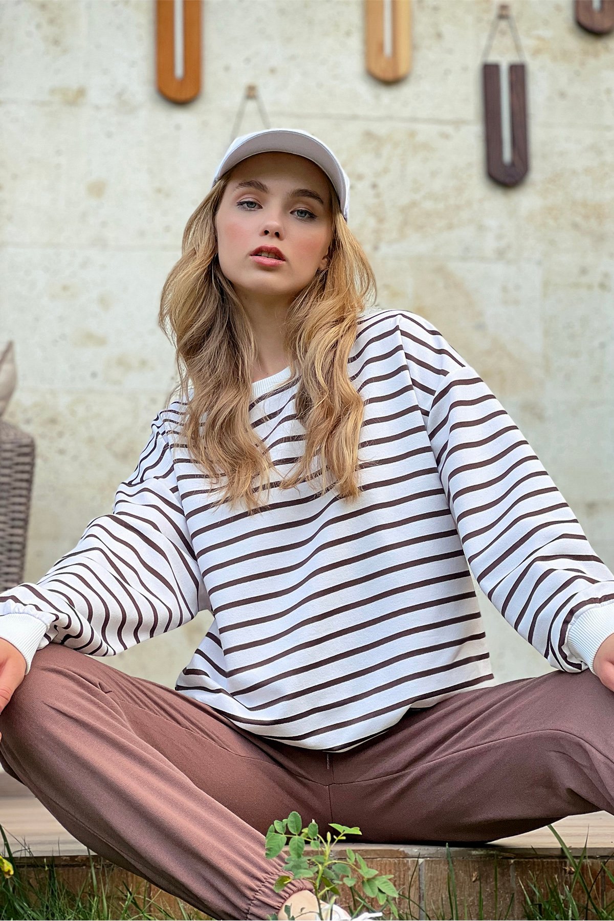 Bisiklet Yaka Çizgili Mevsimlik Oversize Sweatshirt - Kahverengi
