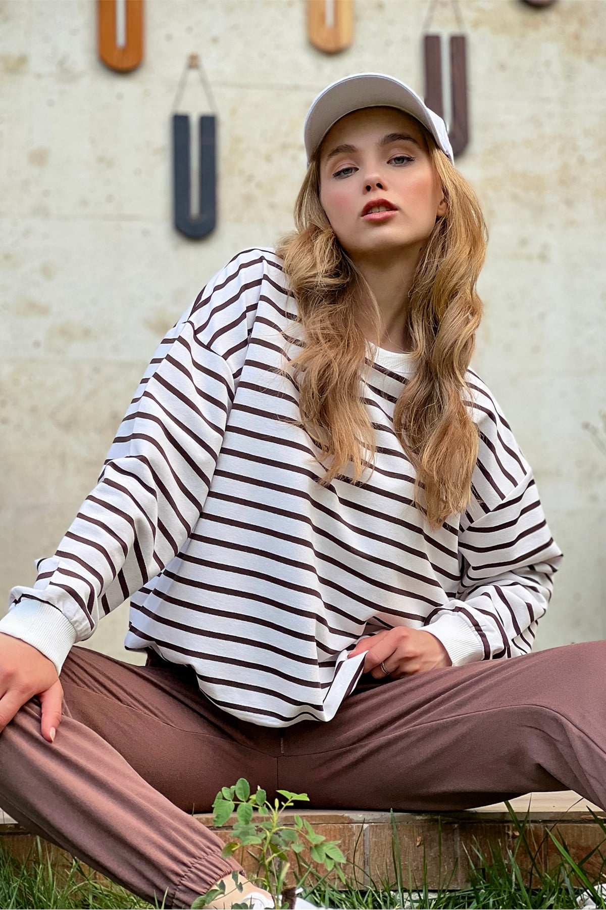 Bisiklet Yaka Çizgili Mevsimlik Oversize Sweatshirt - Kahverengi
