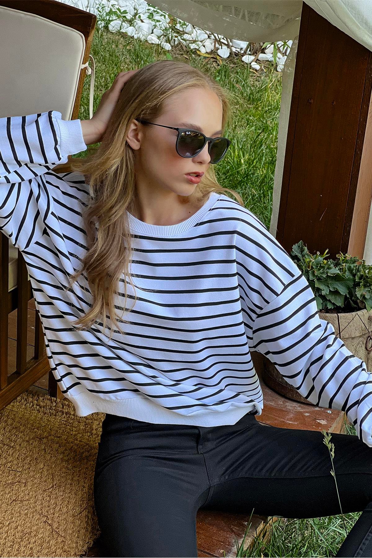 Bisiklet Yaka Çizgili Mevsimlik Oversize Sweatshirt - SİYAH