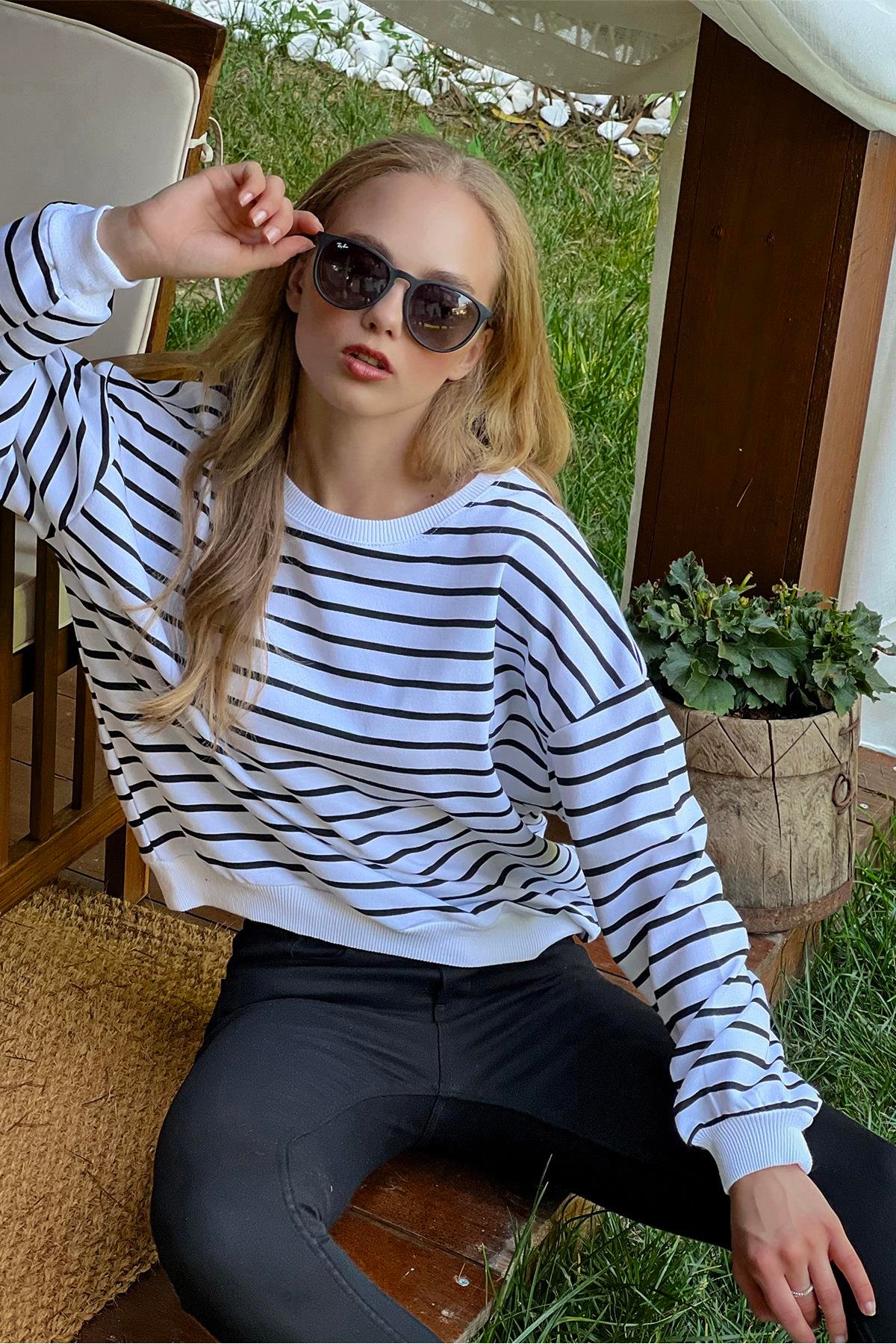 Bisiklet Yaka Çizgili Mevsimlik Oversize Sweatshirt - SİYAH