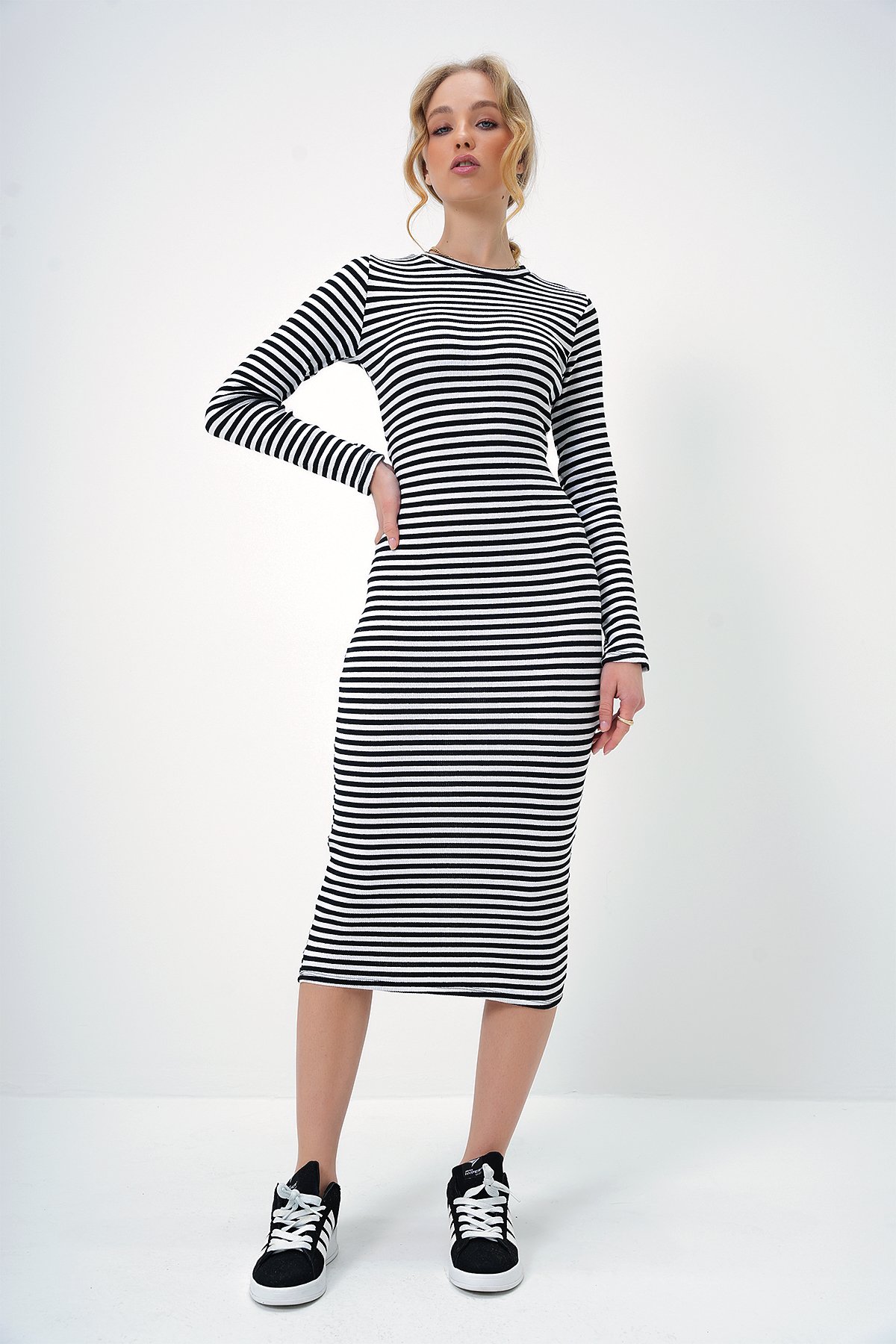 BİSİKLET YAKA ÇİZGİLİ MİDİ BOY BASİC ELBİSE - SİYAH