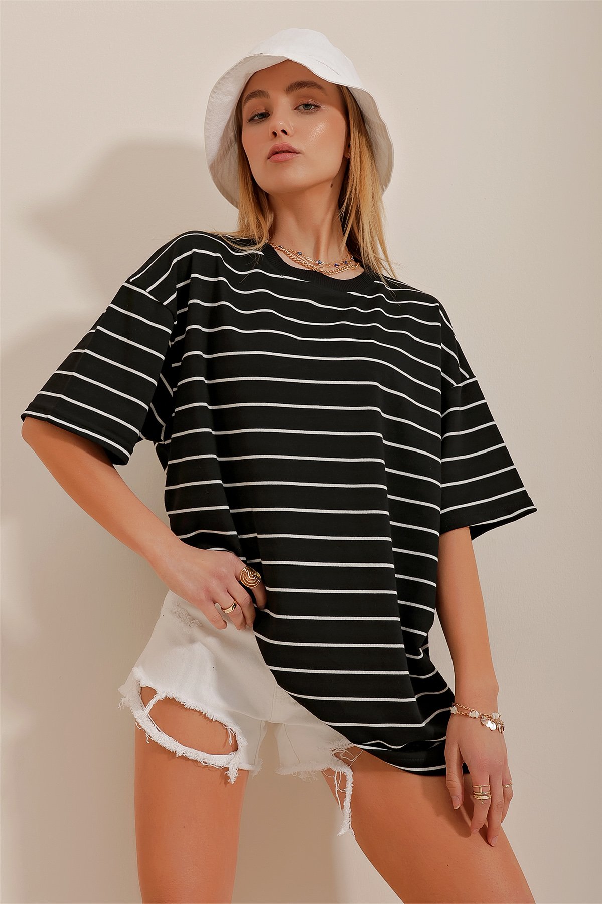 Bisiklet Yaka Çizgili Oversize T-Shirt - Siyah