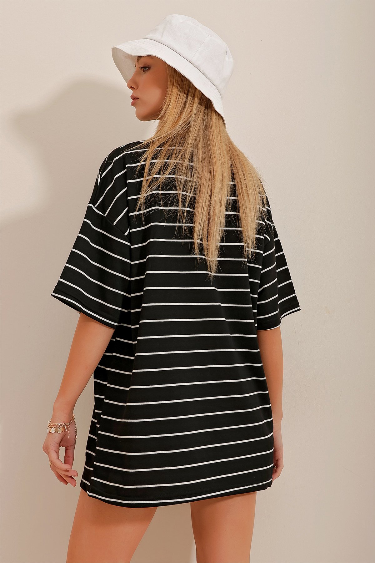 Bisiklet Yaka Çizgili Oversize T-Shirt - Siyah
