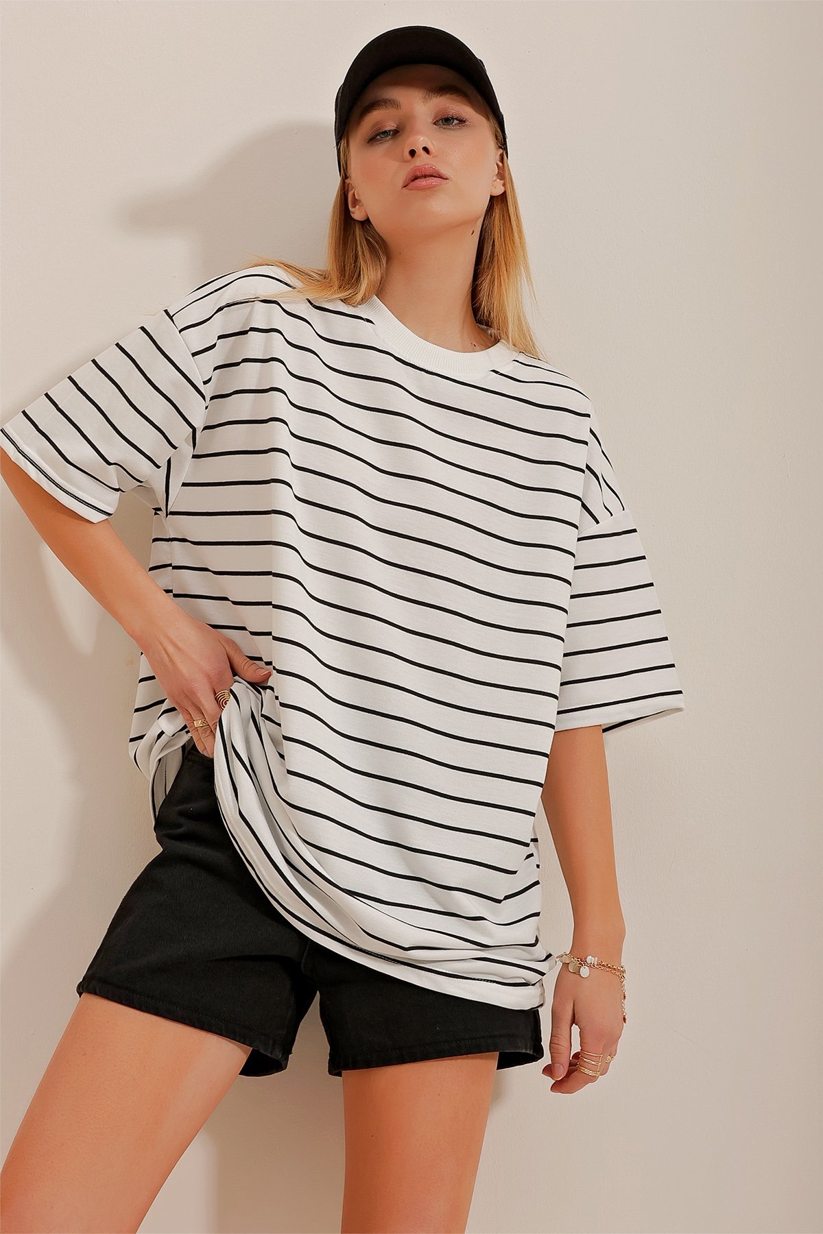 Bisiklet Yaka Çizgili Oversize T-Shirt - Beyaz