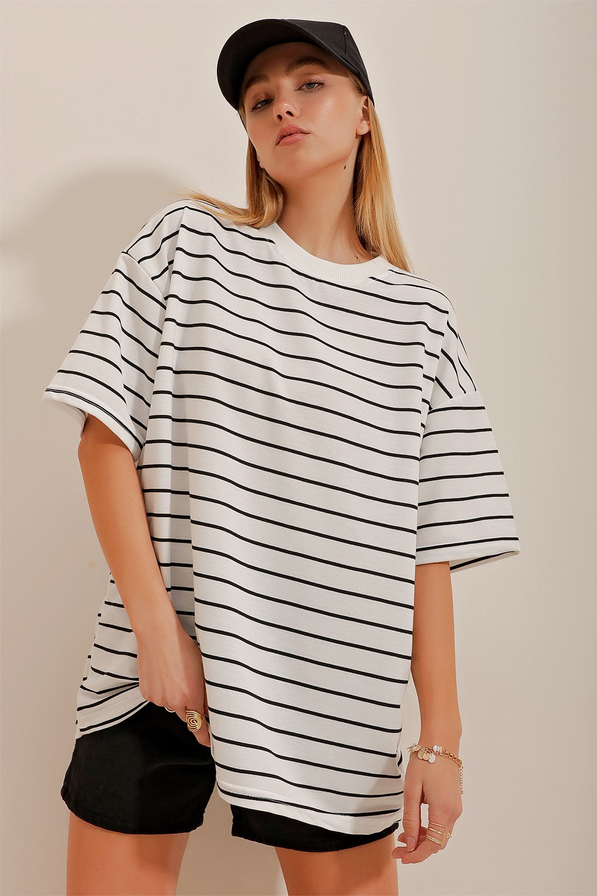 Bisiklet Yaka Çizgili Oversize T-Shirt - Beyaz