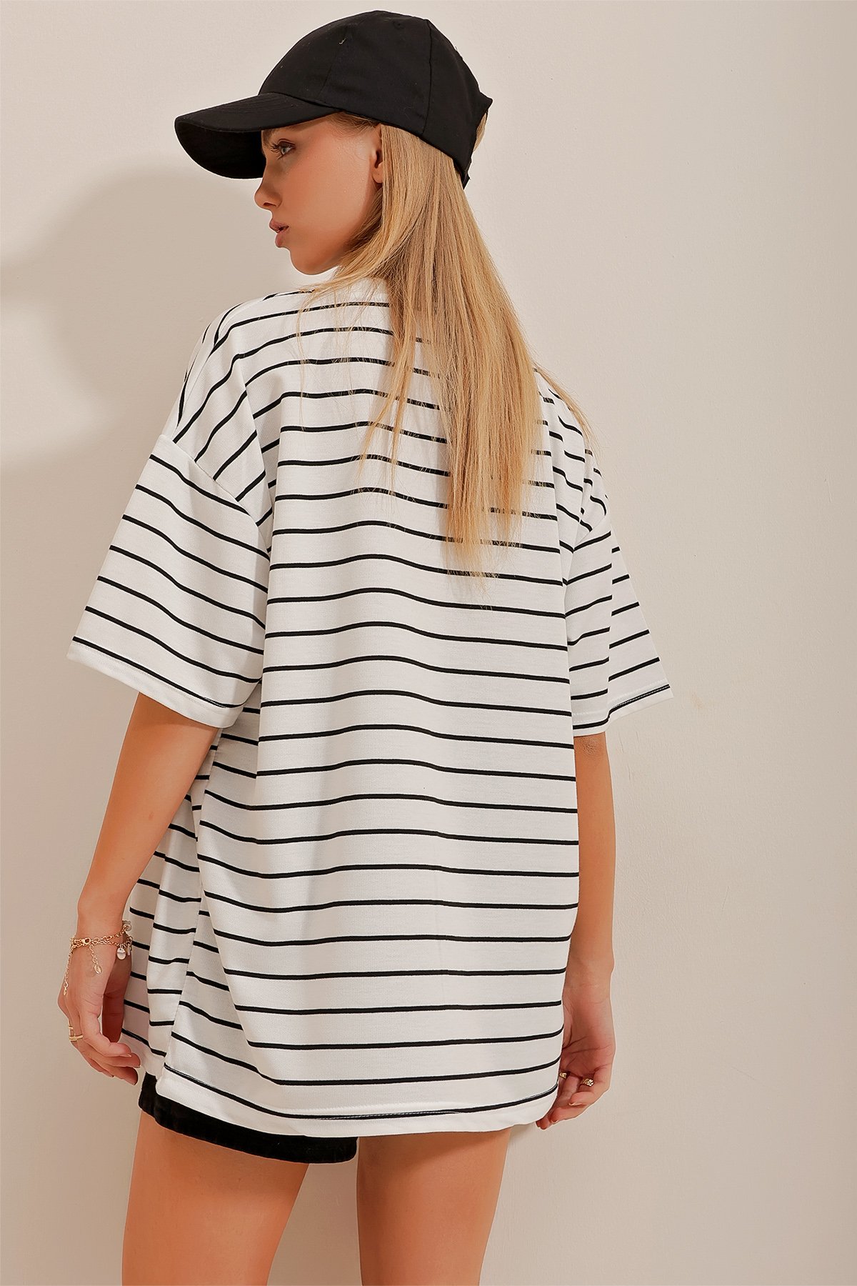 Bisiklet Yaka Çizgili Oversize T-Shirt - Beyaz