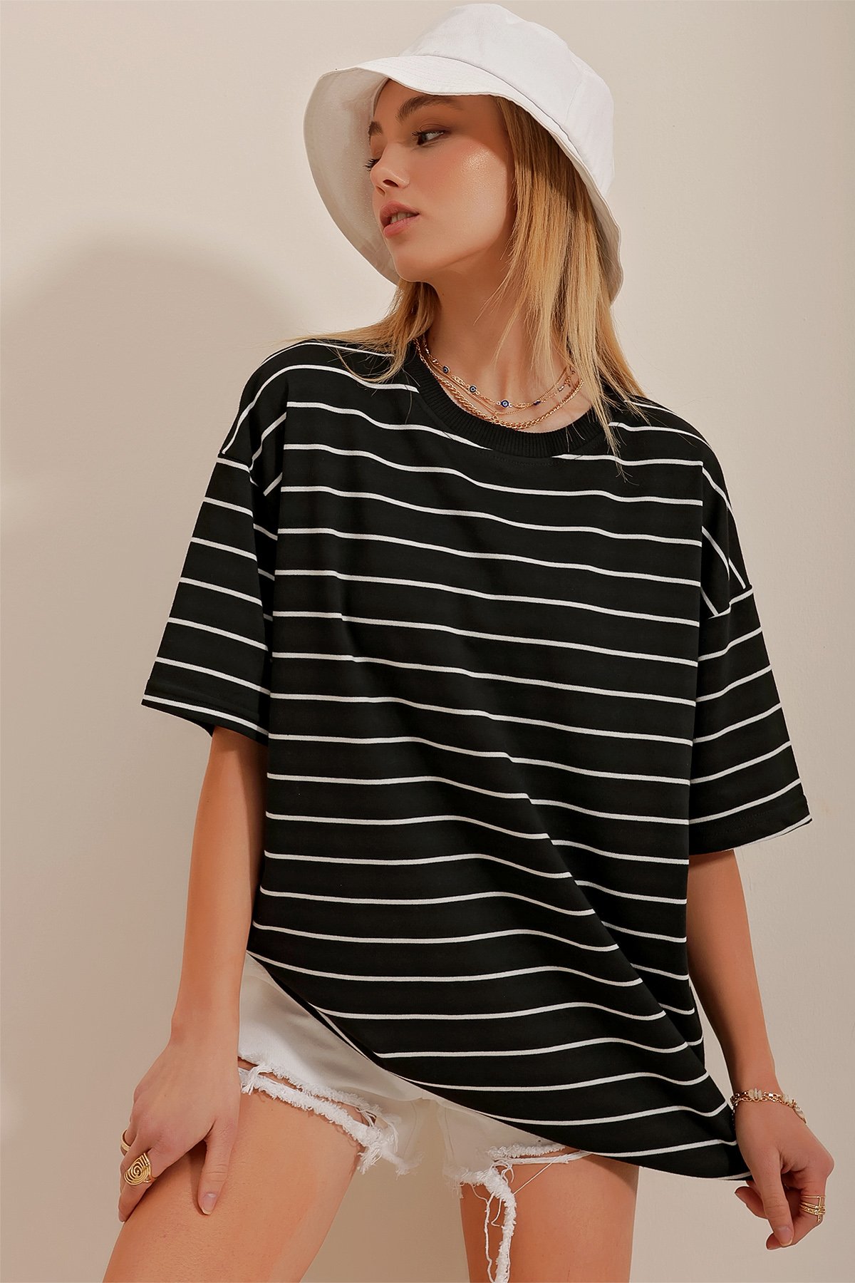 Bisiklet Yaka Çizgili Oversize T-Shirt - Siyah