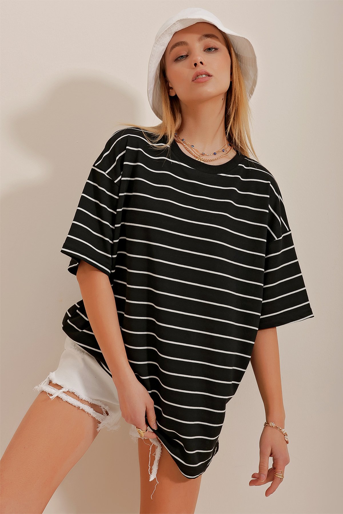 Bisiklet Yaka Çizgili Oversize T-Shirt - Siyah