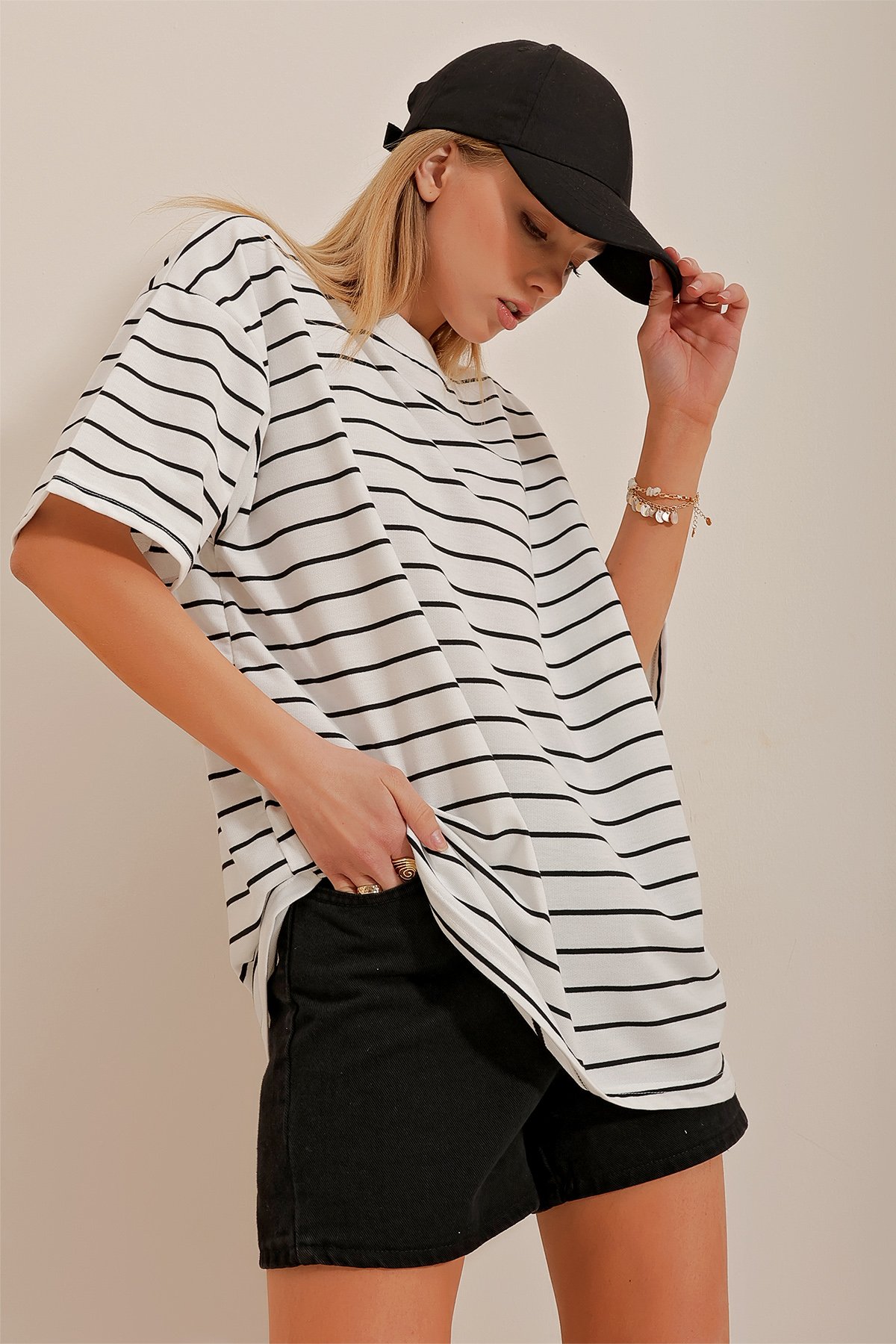 Bisiklet Yaka Çizgili Oversize T-Shirt - Beyaz