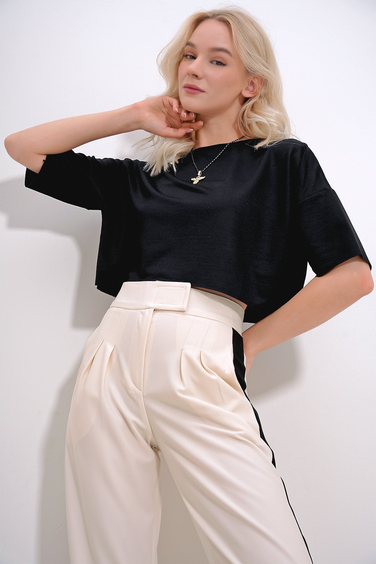 Bisiklet Yaka Crop Yumuşak Dokulu T-Shirt - SİYAH