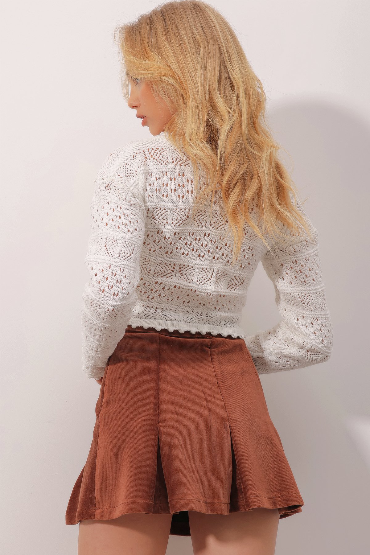 Bisiklet Yaka Cut Out Ajurlu Triko Crop Bluz - Beyaz