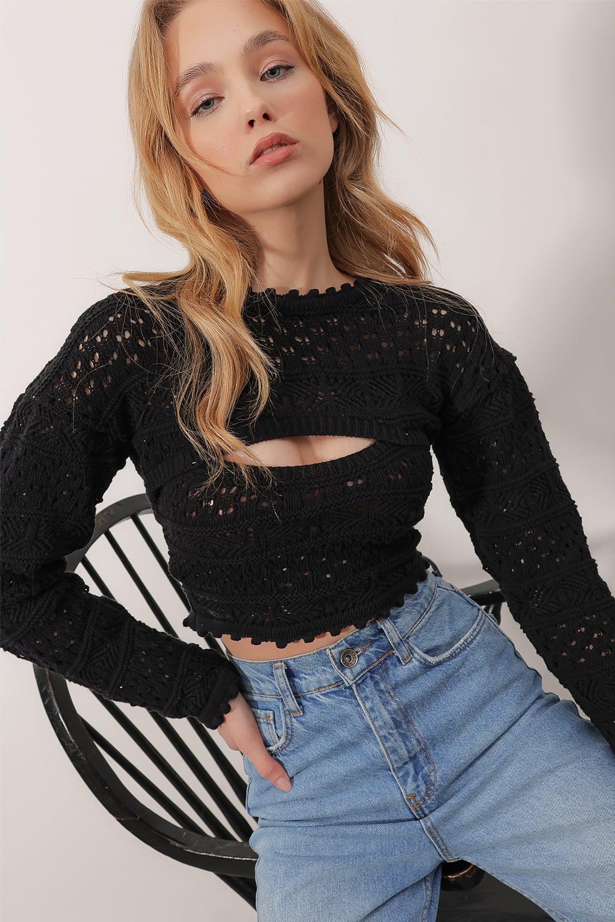 Bisiklet Yaka Cut Out Ajurlu Triko Crop Bluz - Siyah