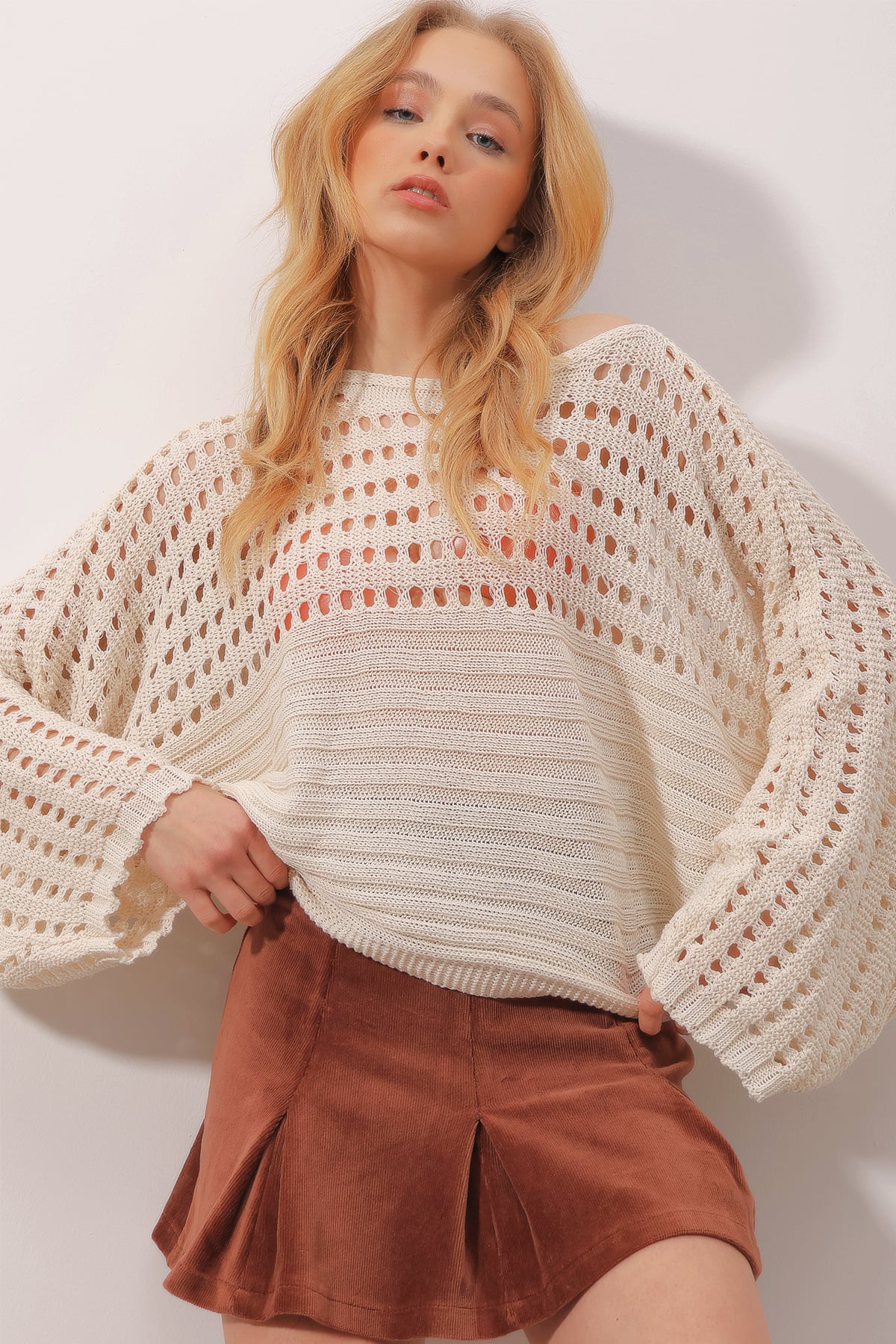 Bisiklet Yaka Delik Ajurlu Crop Triko Bluz - Krem