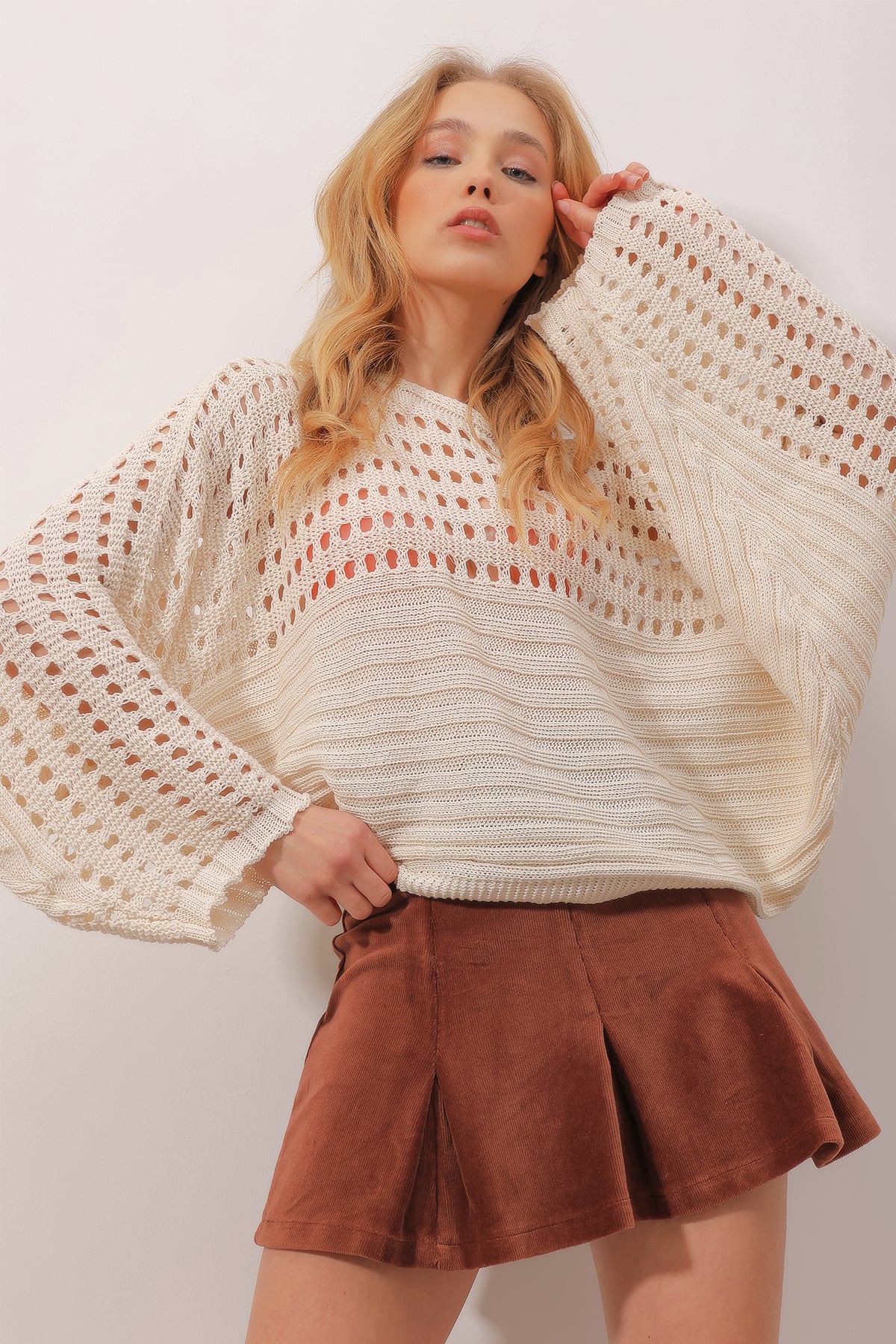 Bisiklet Yaka Delik Ajurlu Crop Triko Bluz - Krem