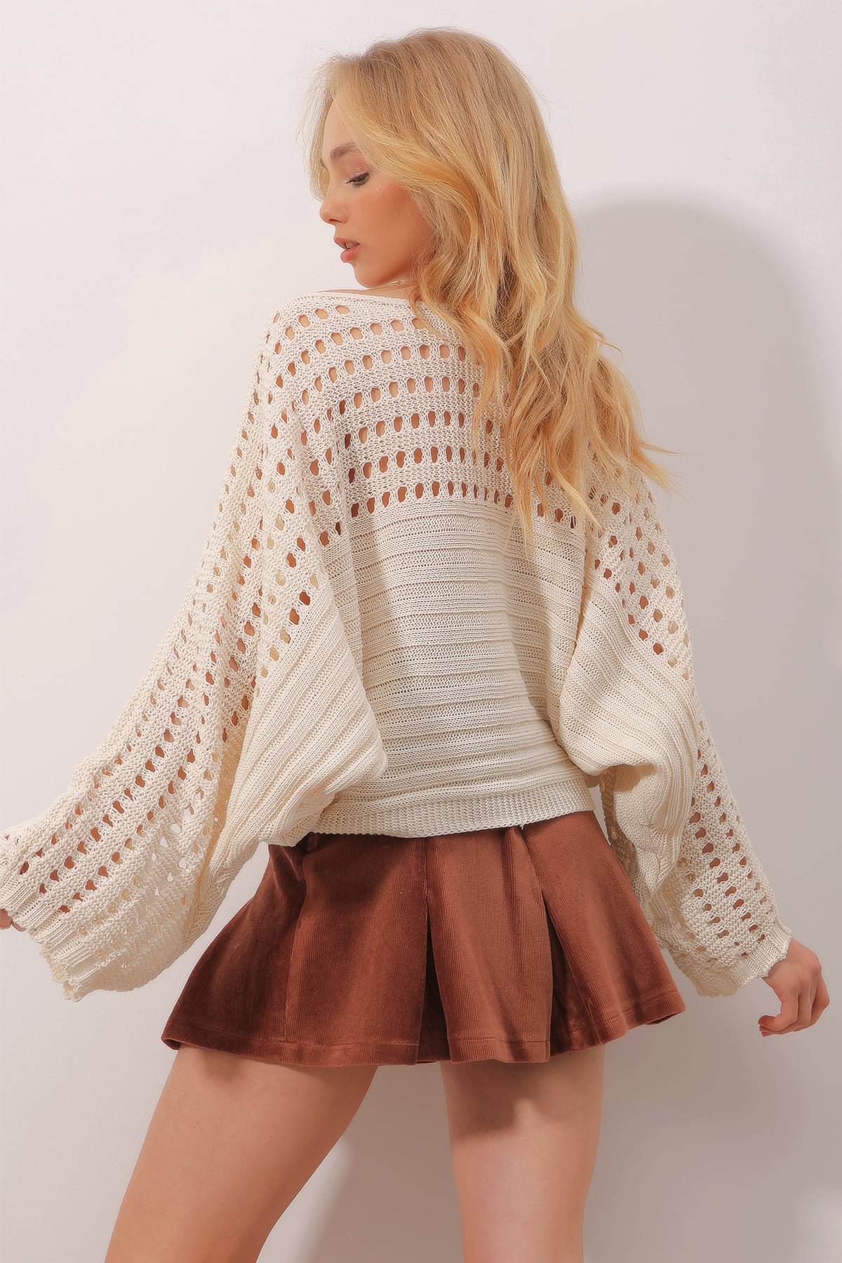 Bisiklet Yaka Delik Ajurlu Crop Triko Bluz - Krem