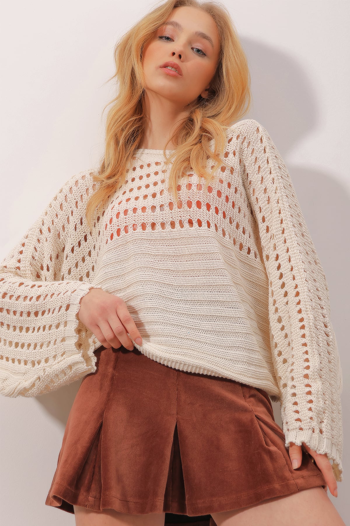 Bisiklet Yaka Delik Ajurlu Crop Triko Bluz - Krem