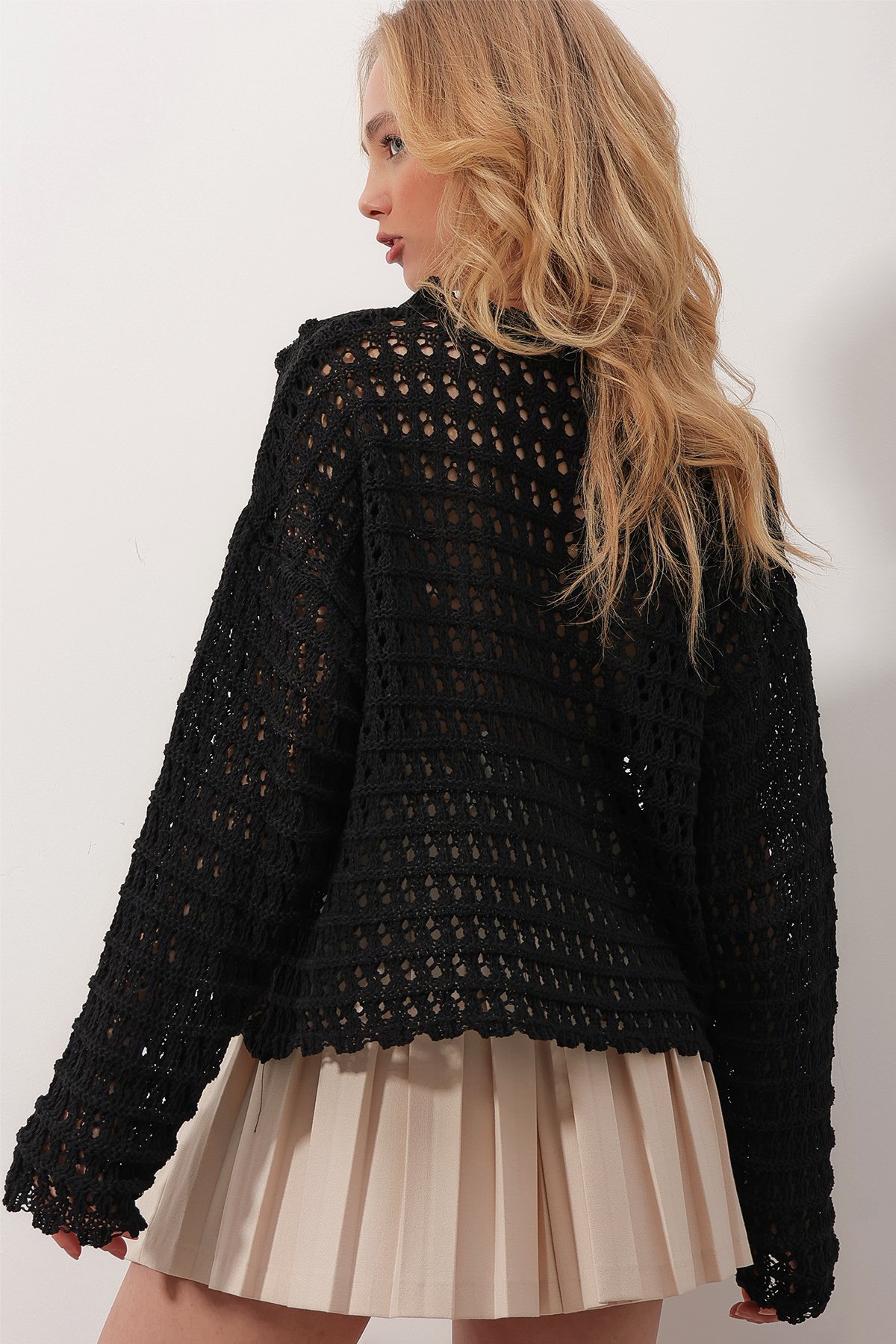 Bisiklet Yaka Delik Ajurlu Oversize Crop Kazak - SİYAH