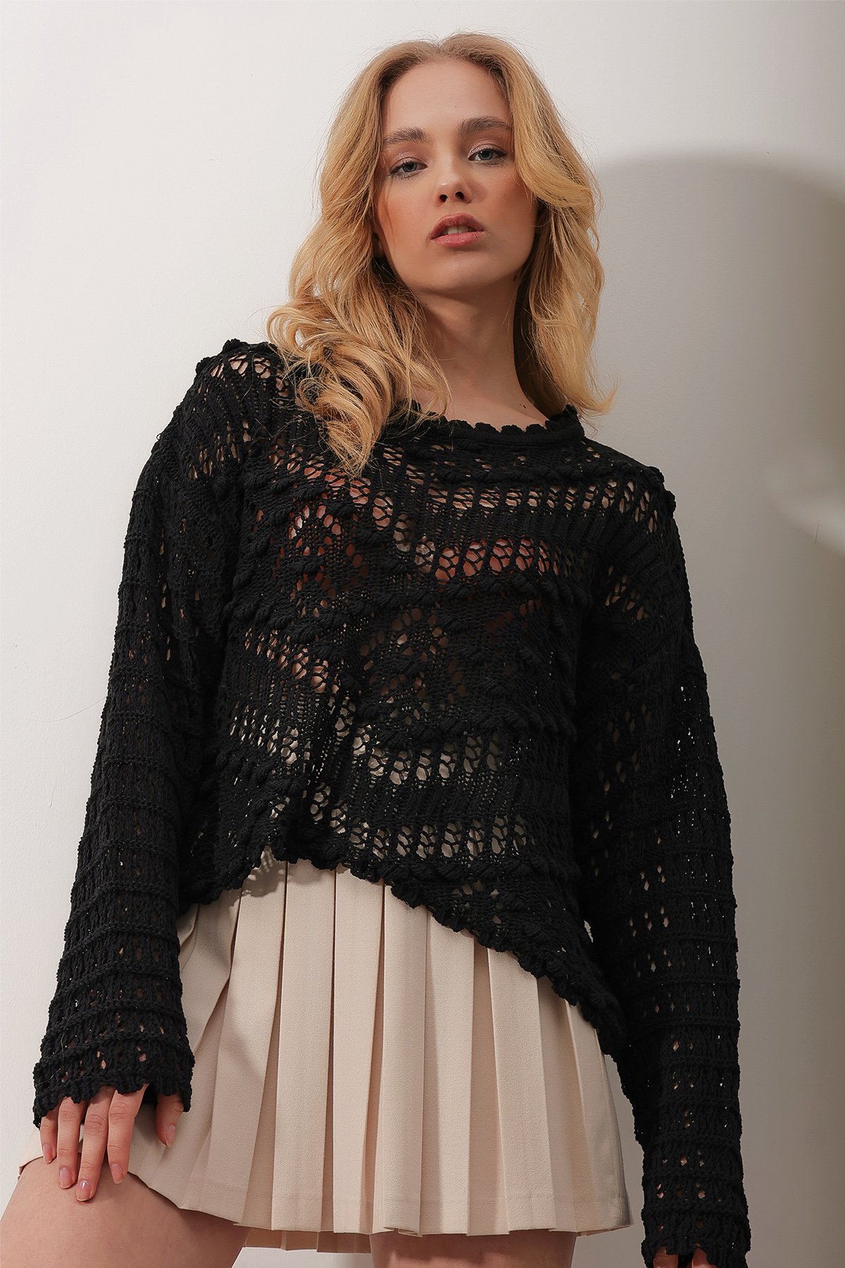 Bisiklet Yaka Delik Ajurlu Oversize Crop Kazak - SİYAH