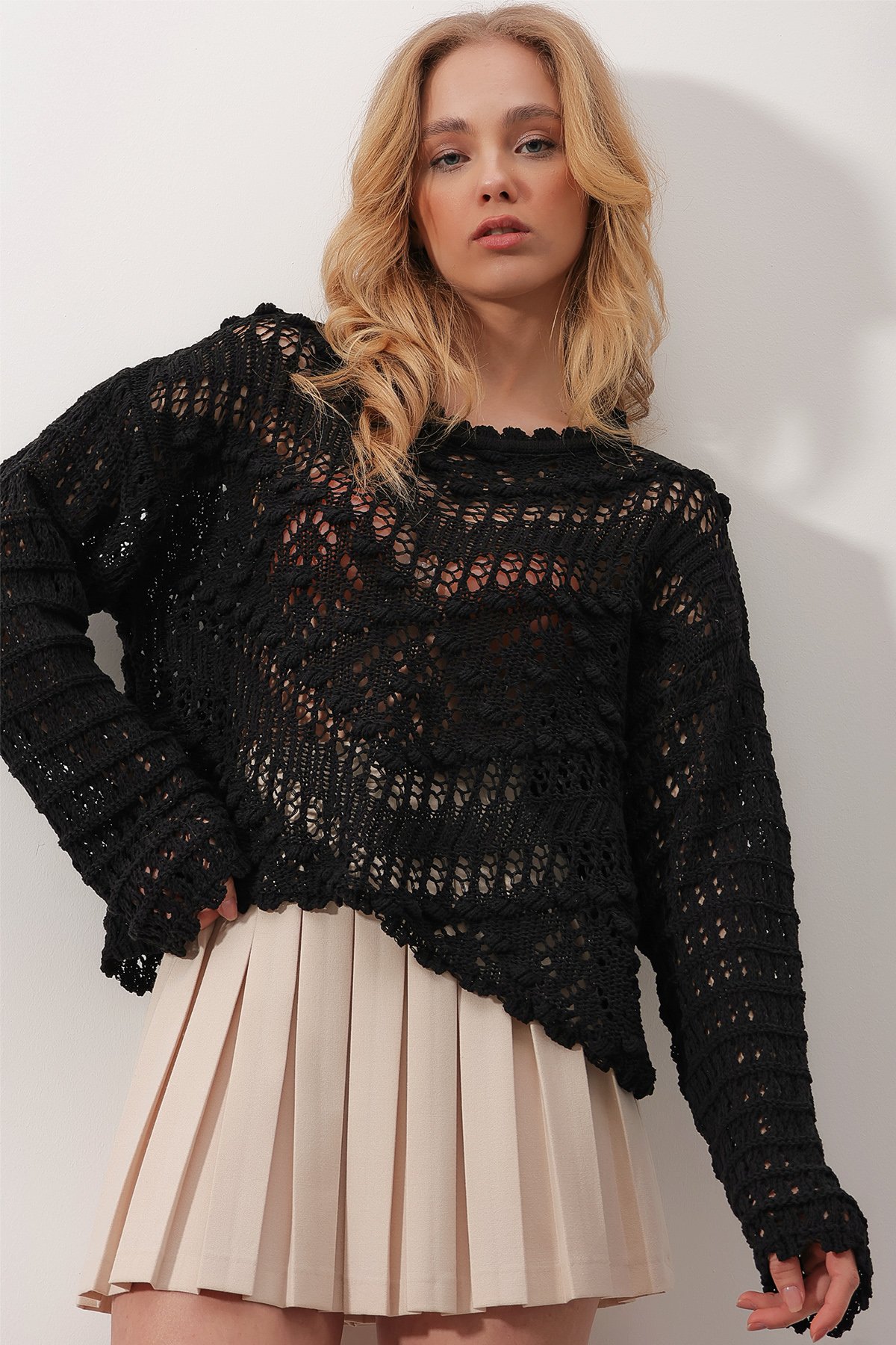 Bisiklet Yaka Delik Ajurlu Oversize Crop Kazak - SİYAH