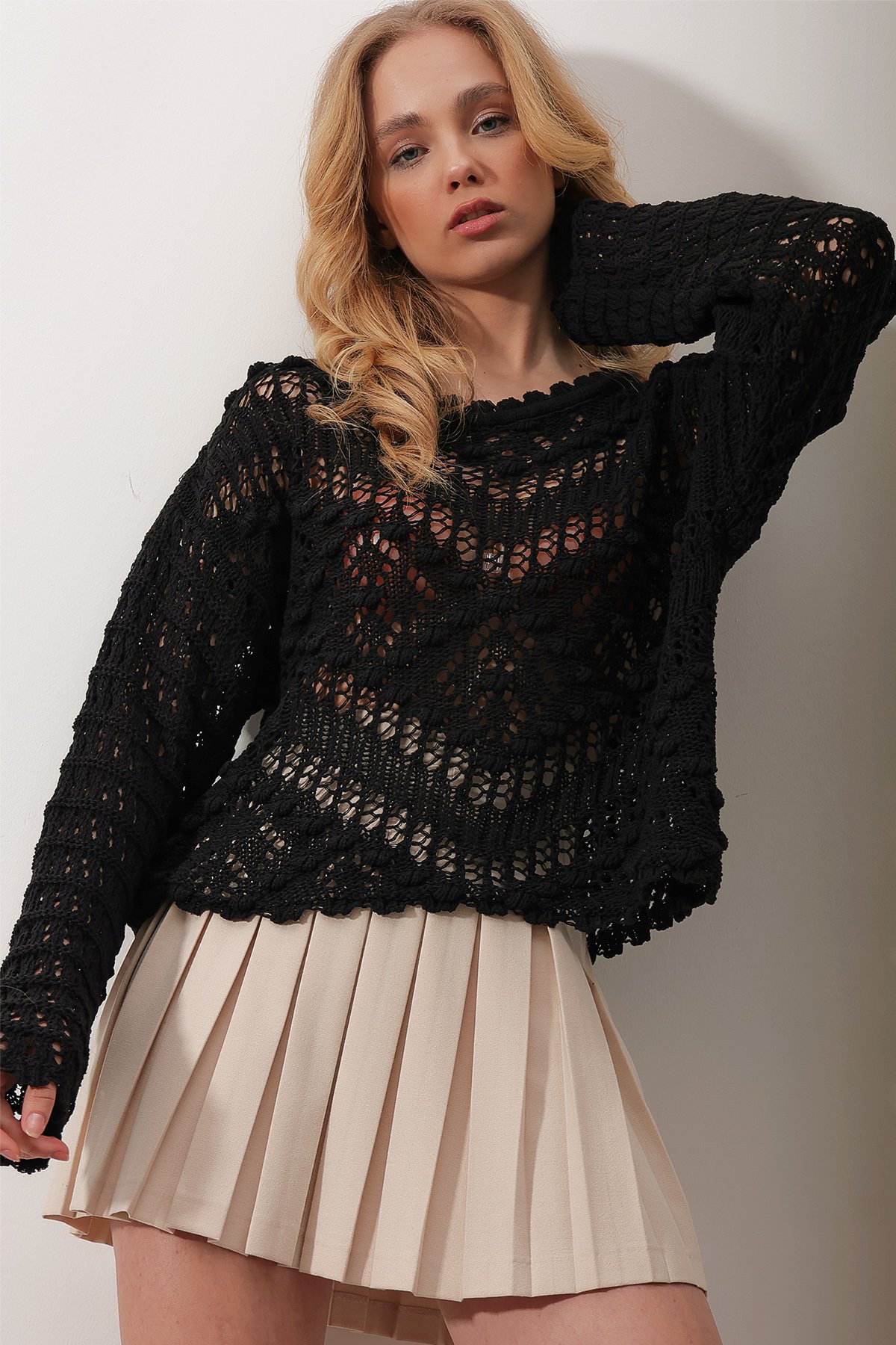 Bisiklet Yaka Delik Ajurlu Oversize Crop Kazak - SİYAH