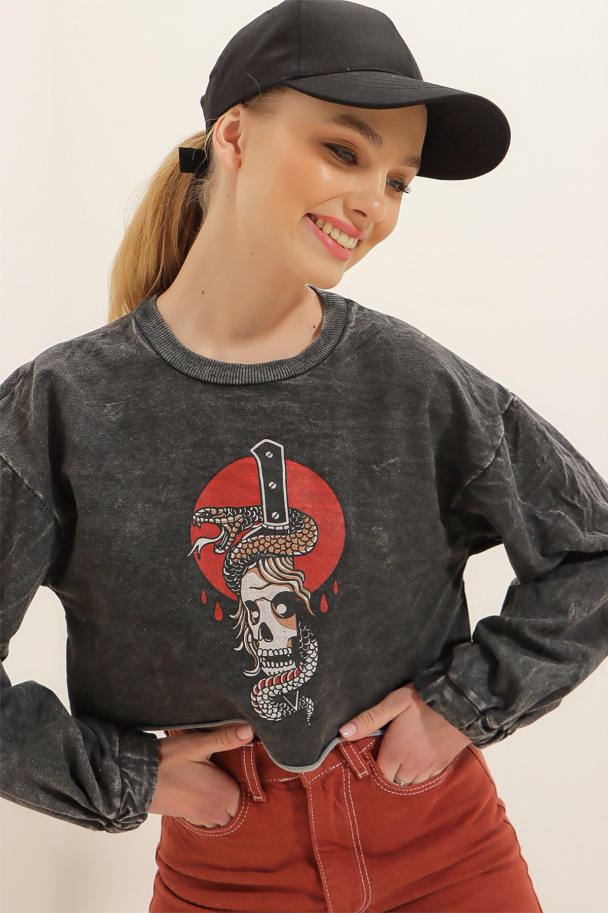 Bisiklet Yaka Dijital Baskılı Yıkamalı Crop Sweatshirt - Antrasit