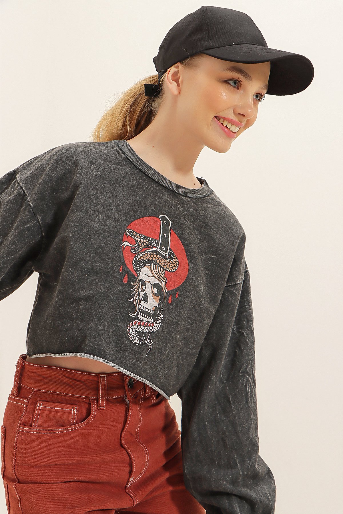 Bisiklet Yaka Dijital Baskılı Yıkamalı Crop Sweatshirt - Antrasit