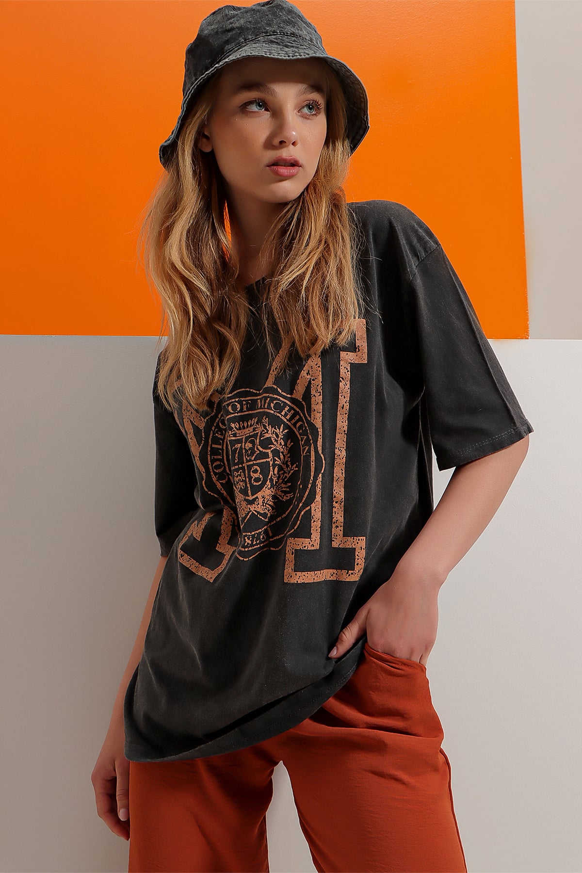 Bisiklet Yaka Dijital Baskılı Yıkamalı Oversize T-Shirt - Camel-Antrasit