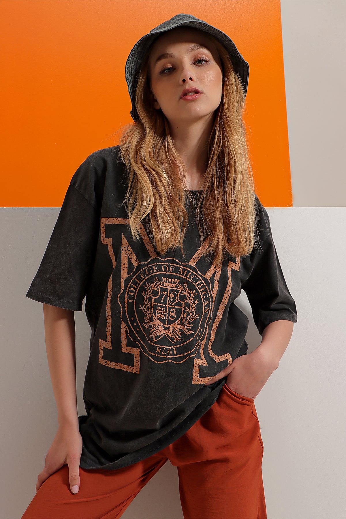 Bisiklet Yaka Dijital Baskılı Yıkamalı Oversize T-Shirt - Camel-Antrasit