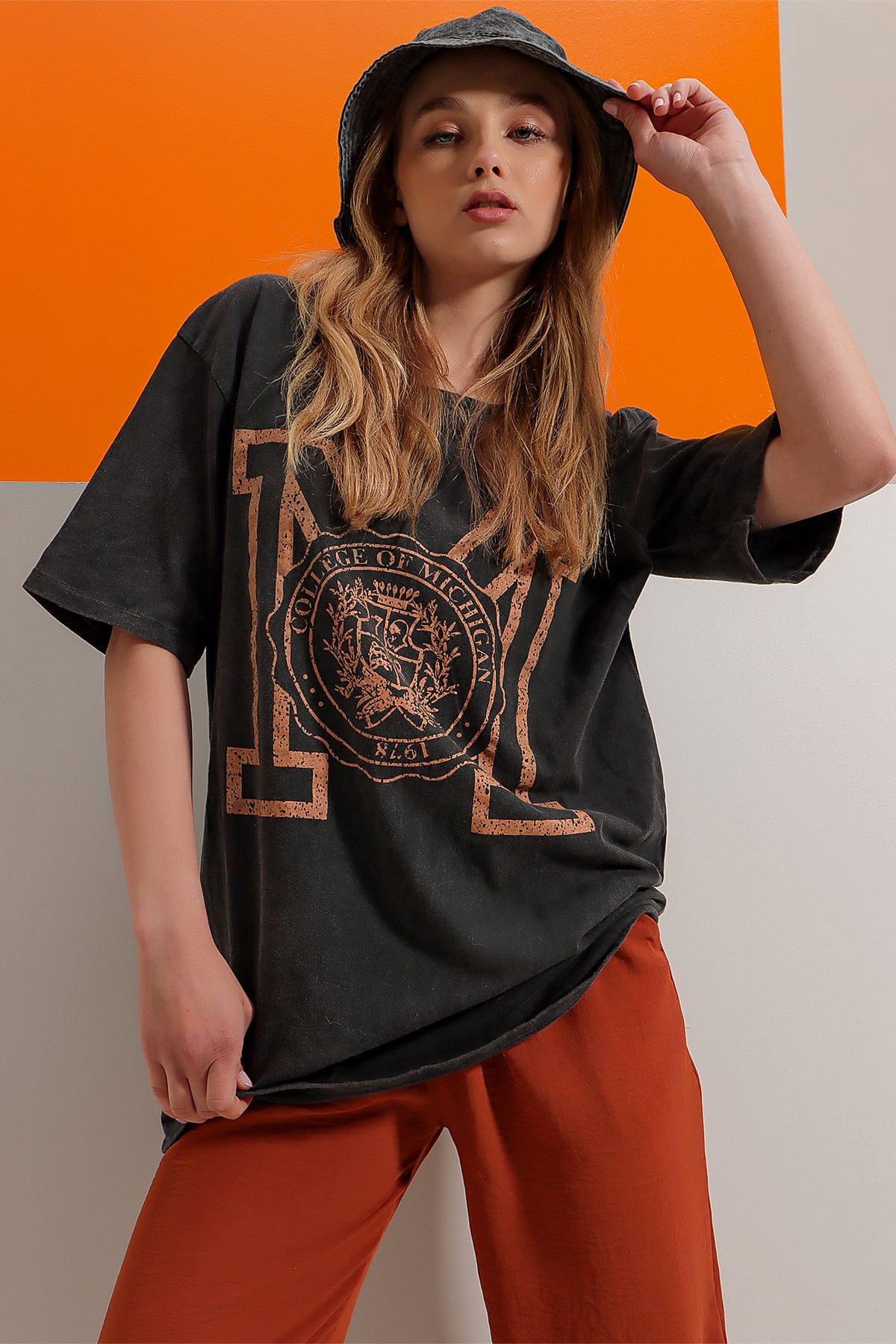 Bisiklet Yaka Dijital Baskılı Yıkamalı Oversize T-Shirt - Camel-Antrasit