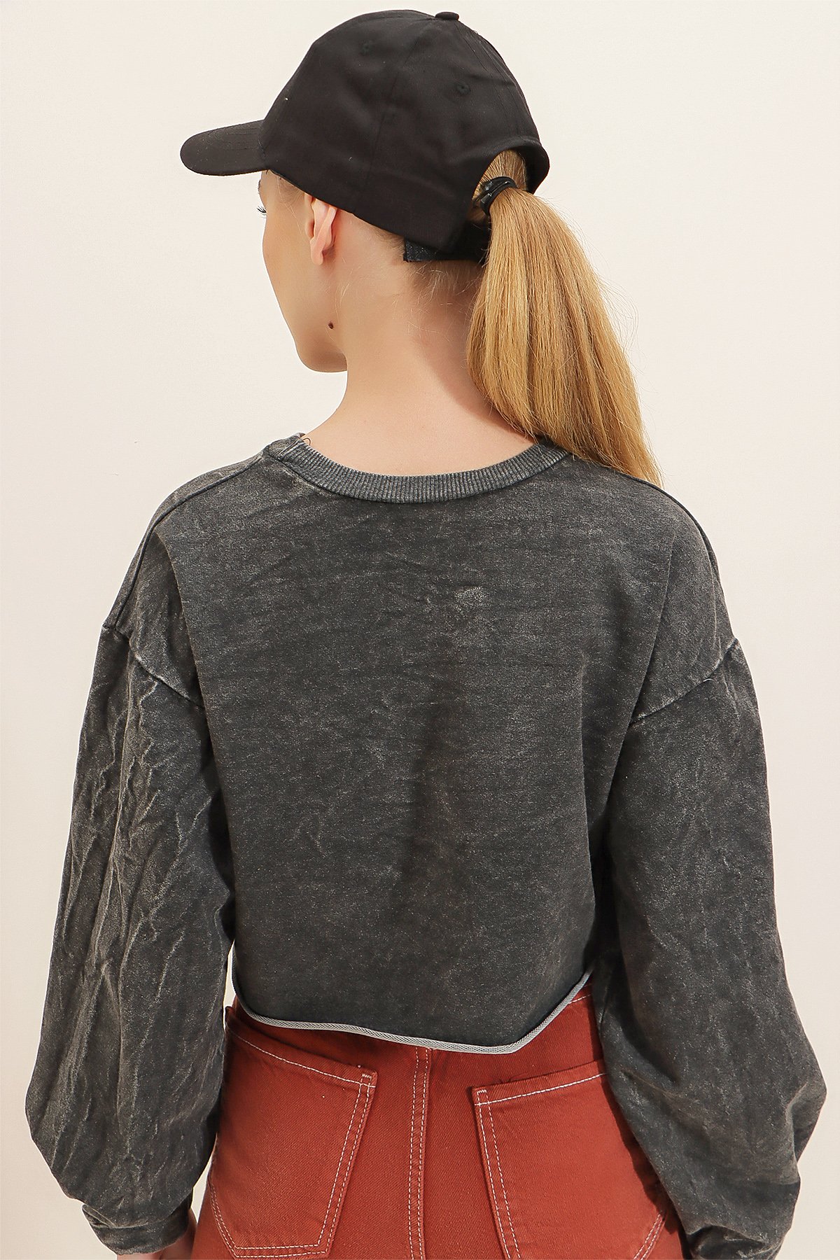 Bisiklet Yaka Dijital Baskılı Yıkamalı Crop Sweatshirt - Antrasit