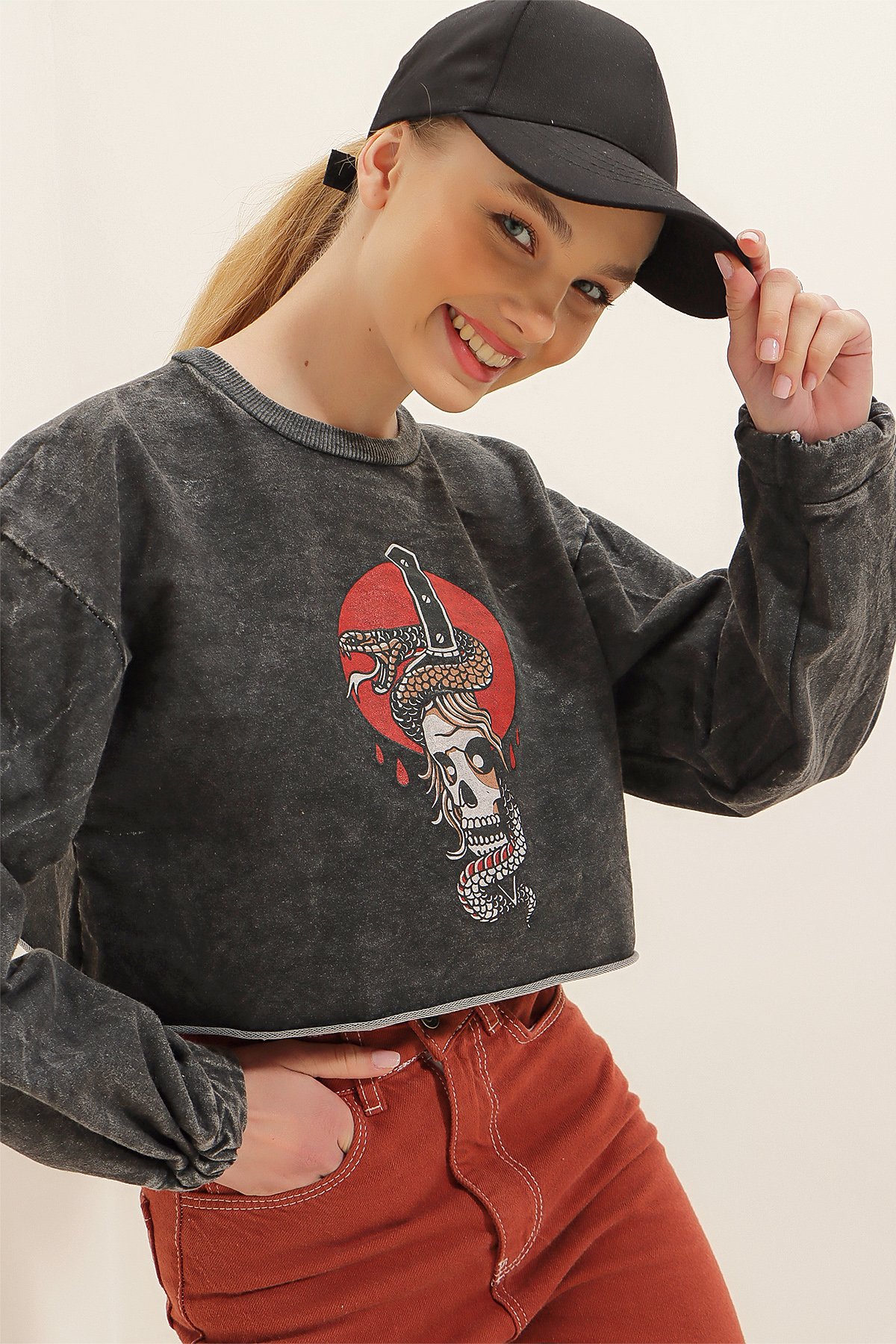 Bisiklet Yaka Dijital Baskılı Yıkamalı Crop Sweatshirt - Antrasit