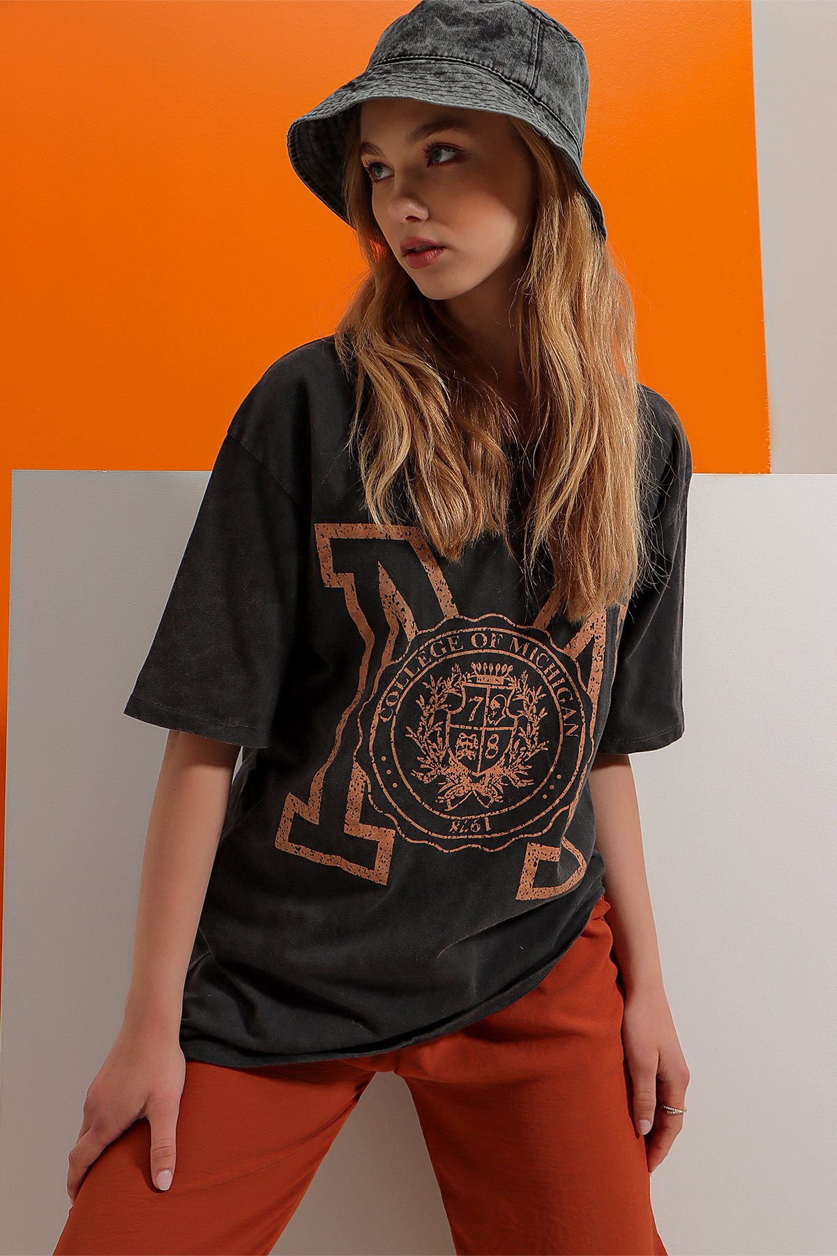Bisiklet Yaka Dijital Baskılı Yıkamalı Oversize T-Shirt - Camel-Antrasit
