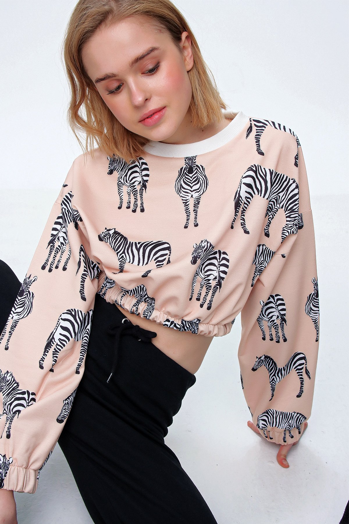 Bisiklet Yaka Dijital Desenli Crop Sweatshırt - Bej