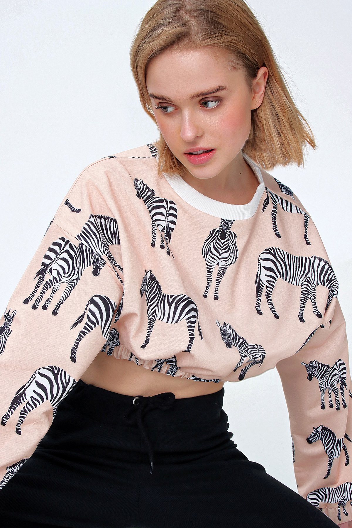 Bisiklet Yaka Dijital Desenli Crop Sweatshırt - Bej