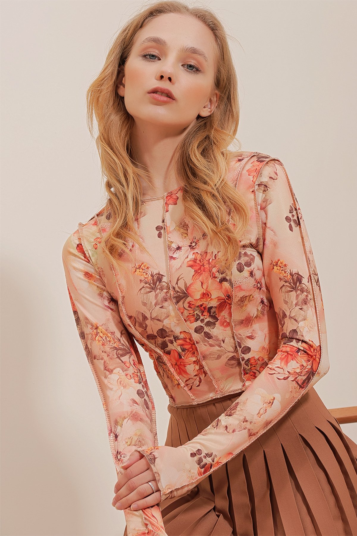 Bisiklet Yaka Dikiş Detaylı Desenli Sandy Crop Bluz - Pudra