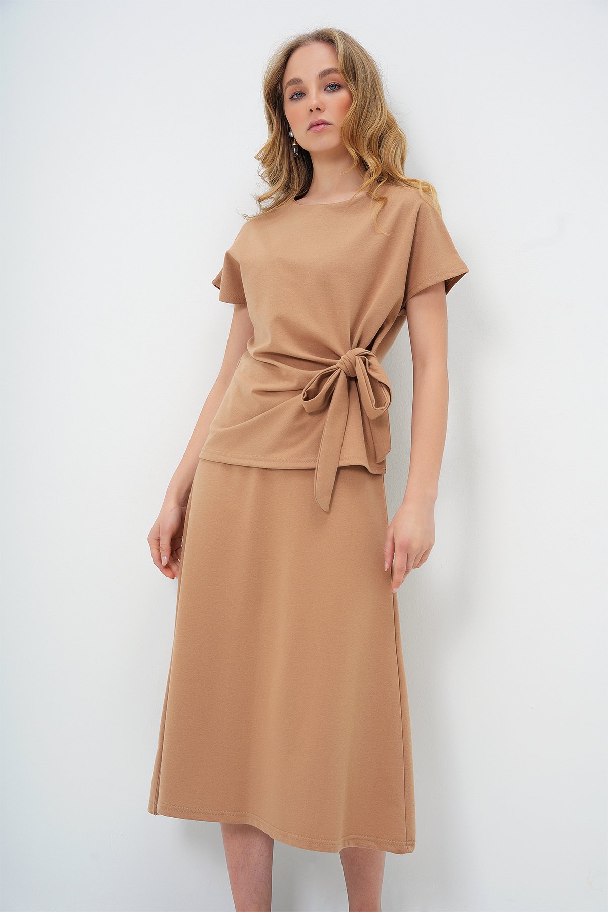 BİSİKLET YAKA DRAPE DETAYLI BLUZ VE KLOŞ ETEK TAKIM - CAMEL