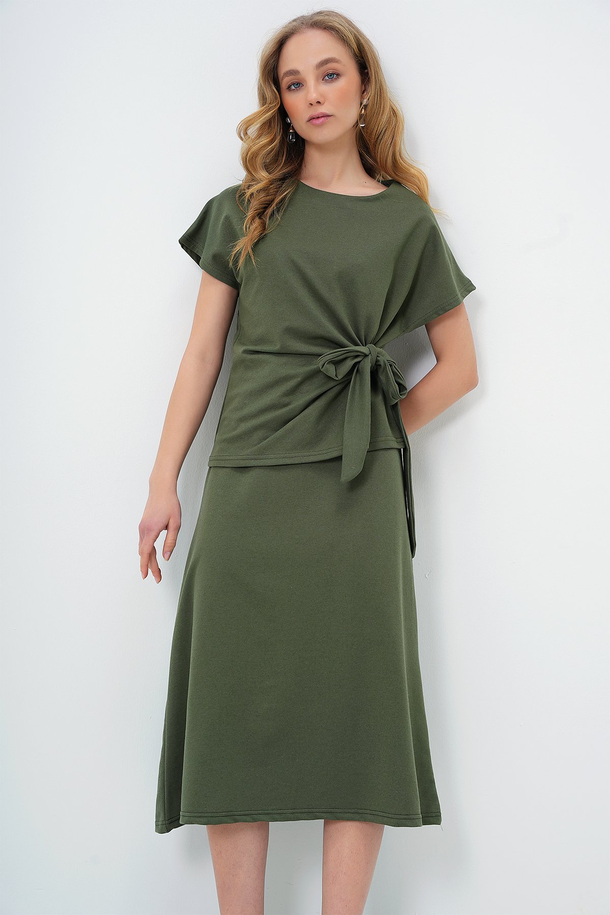 BİSİKLET YAKA DRAPE DETAYLI BLUZ VE KLOŞ ETEK TAKIM - HAKİ