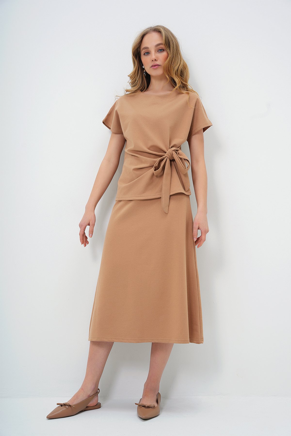 BİSİKLET YAKA DRAPE DETAYLI BLUZ VE KLOŞ ETEK TAKIM - CAMEL