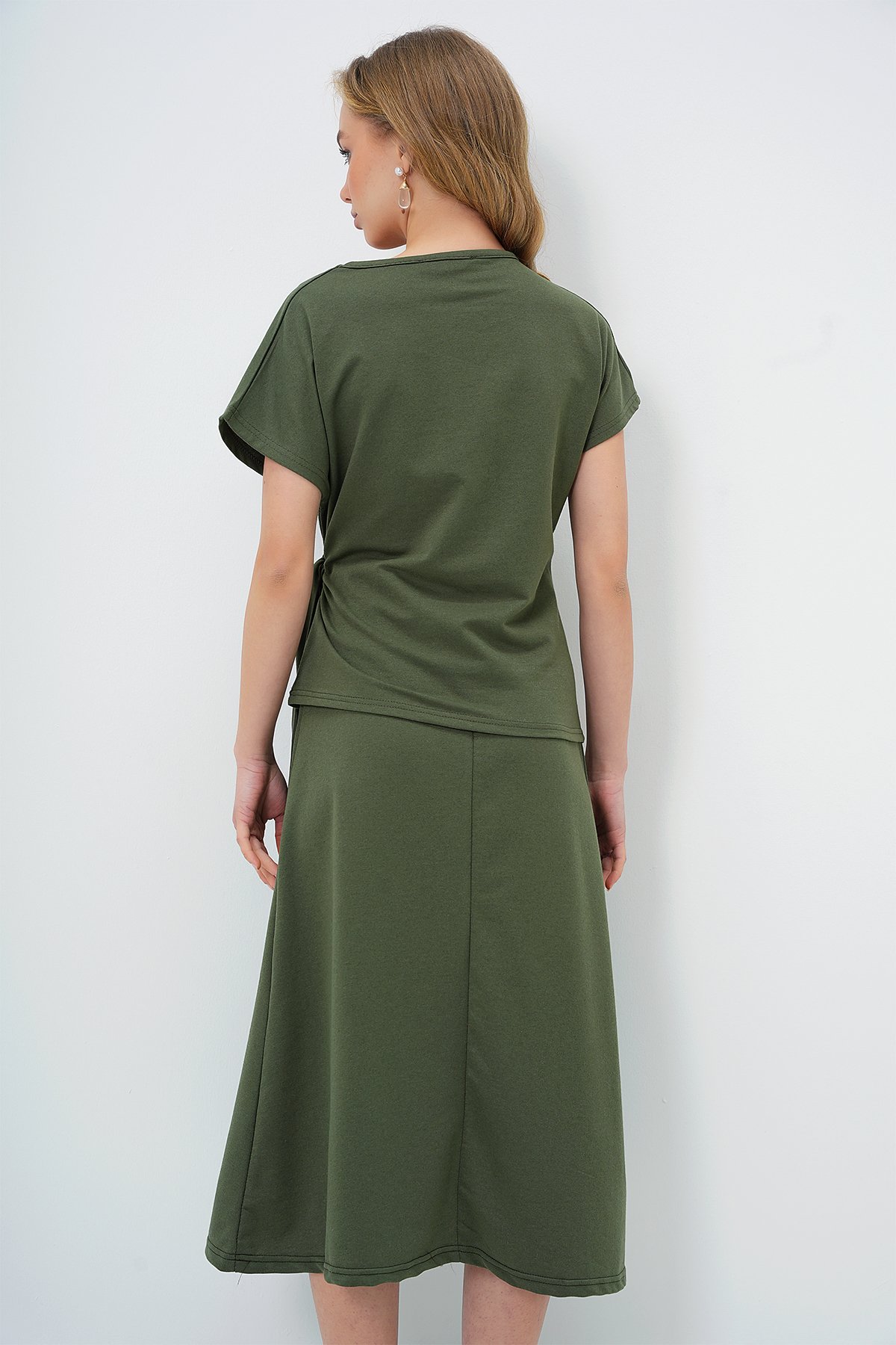 BİSİKLET YAKA DRAPE DETAYLI BLUZ VE KLOŞ ETEK TAKIM - HAKİ