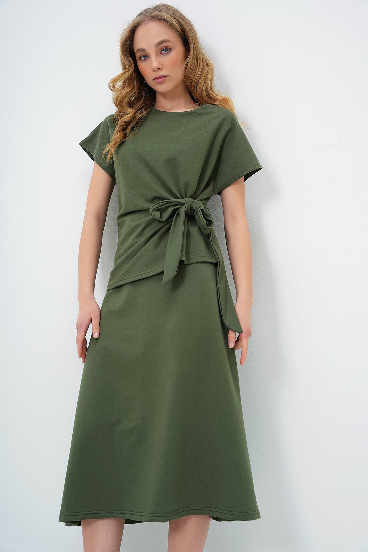 BİSİKLET YAKA DRAPE DETAYLI BLUZ VE KLOŞ ETEK TAKIM - HAKİ