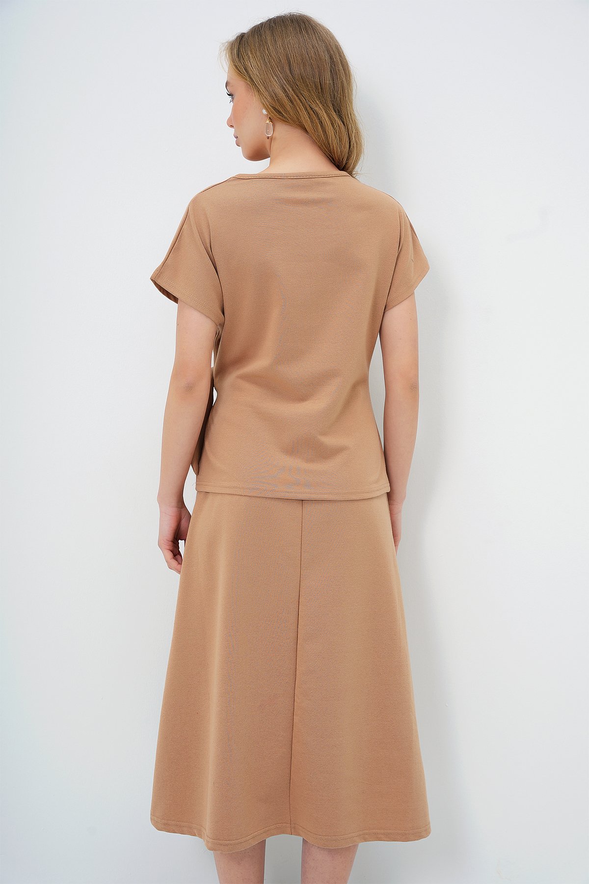 BİSİKLET YAKA DRAPE DETAYLI BLUZ VE KLOŞ ETEK TAKIM - CAMEL