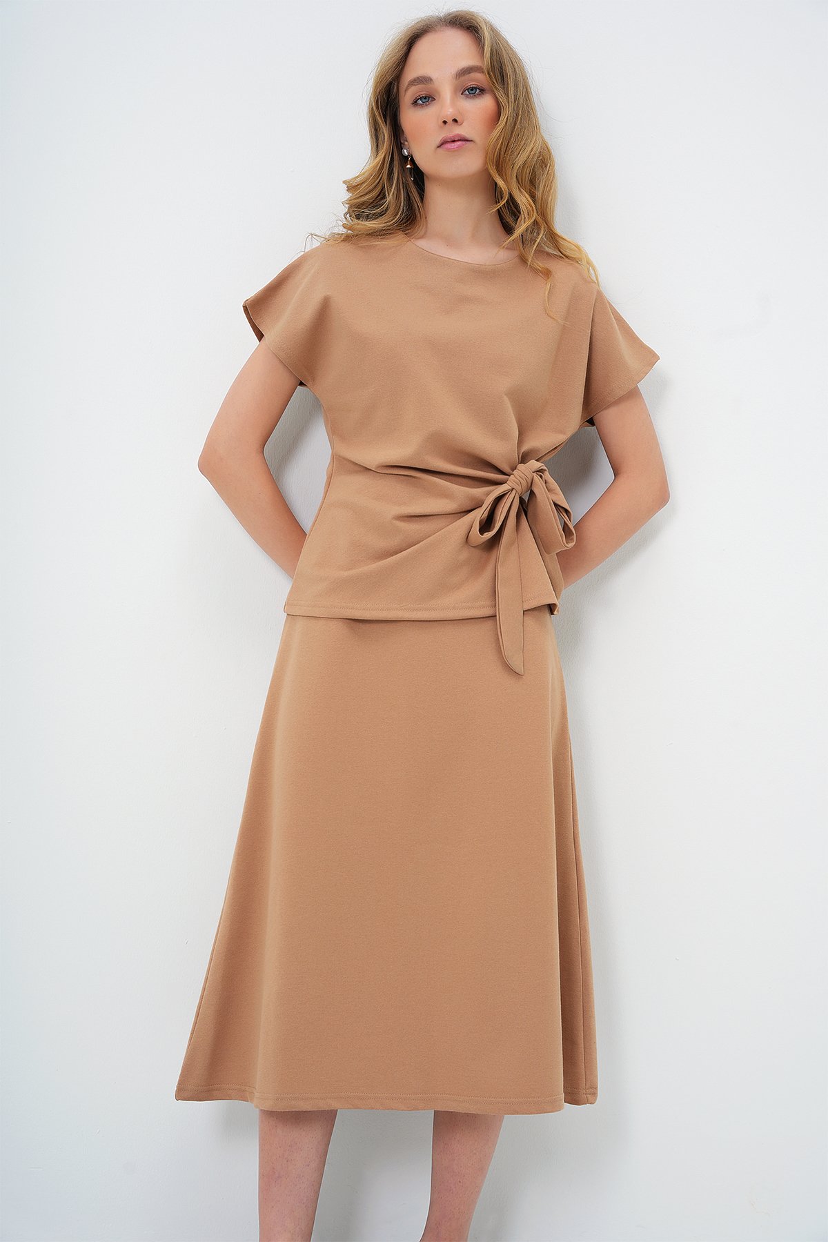 BİSİKLET YAKA DRAPE DETAYLI BLUZ VE KLOŞ ETEK TAKIM - CAMEL