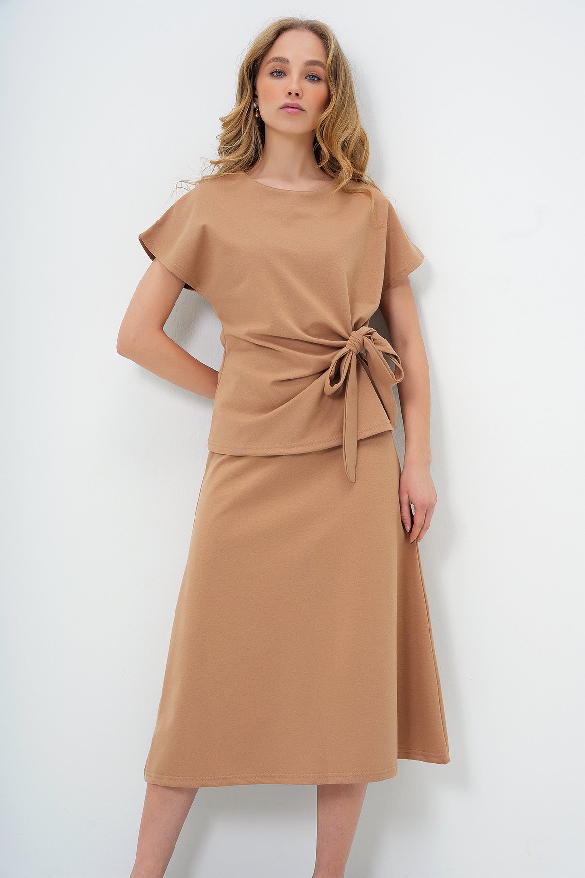 BİSİKLET YAKA DRAPE DETAYLI BLUZ VE KLOŞ ETEK TAKIM - CAMEL